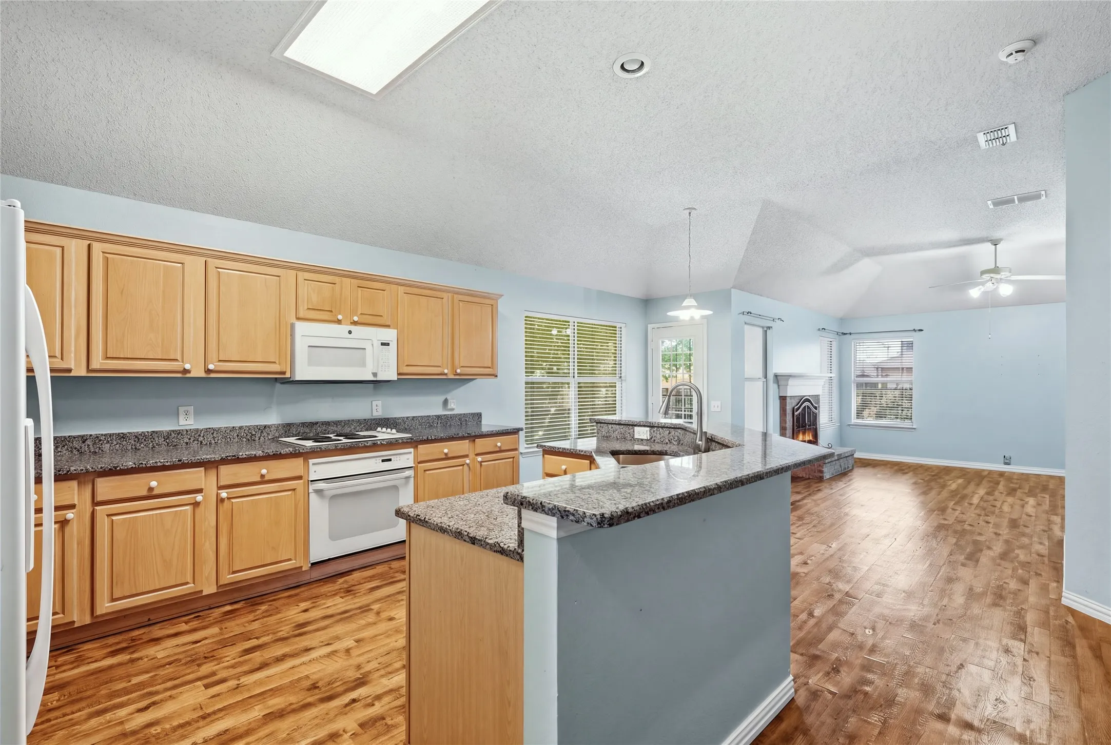 Single Family Residence For Sale in Tarrant County , 408 Pin Oak Trail, Keller, Texas 76248, 4 Bedroom, 2 Bathroom, 2 Garage spaces, 1,965 Sqft, built in 1995, mls#21393079, Real Estate Agent in Keller, Homes For Sale in Tarrant county, Homes For Sale in Keller, Realtor in Keller Texas, Real Estate Brokerage Independent Realty Texas, Luminita Cordes Realtor