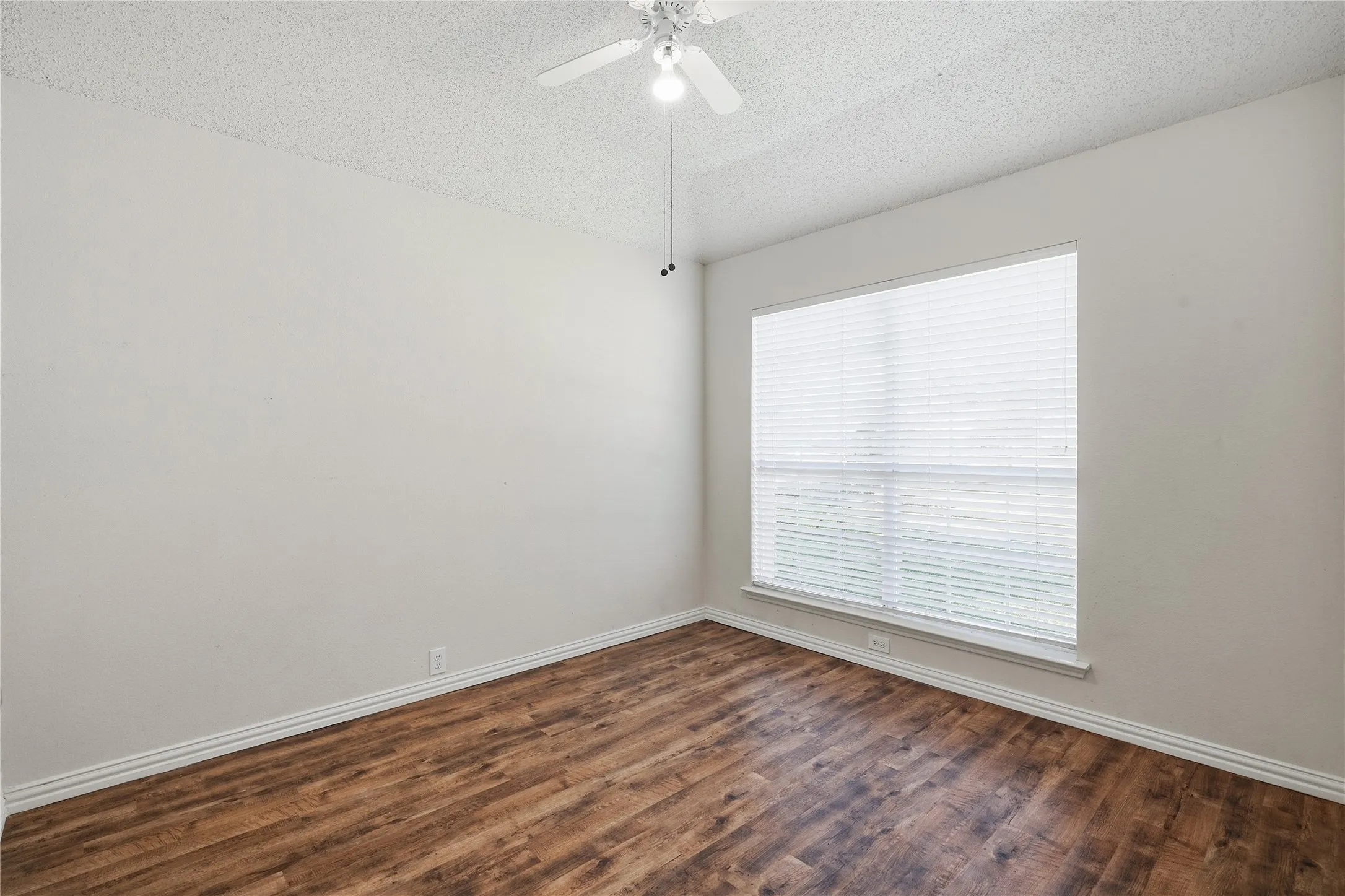 Single Family Residence For Sale in Tarrant County , 408 Pin Oak Trail, Keller, Texas 76248, 4 Bedroom, 2 Bathroom, 2 Garage spaces, 1,965 Sqft, built in 1995, mls#21393079, Real Estate Agent in Keller, Homes For Sale in Tarrant county, Homes For Sale in Keller, Realtor in Keller Texas, Real Estate Brokerage Independent Realty Texas, Luminita Cordes Realtor