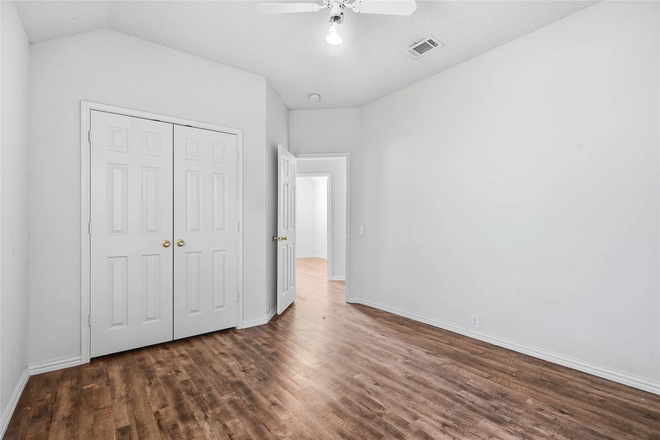 Single Family Residence For Sale in Tarrant County , 408 Pin Oak Trail, Keller, Texas 76248, 4 Bedroom, 2 Bathroom, 2 Garage spaces, 1,965 Sqft, built in 1995, mls#21393079, Real Estate Agent in Keller, Homes For Sale in Tarrant county, Homes For Sale in Keller, Realtor in Keller Texas, Real Estate Brokerage Independent Realty Texas, Luminita Cordes Realtor