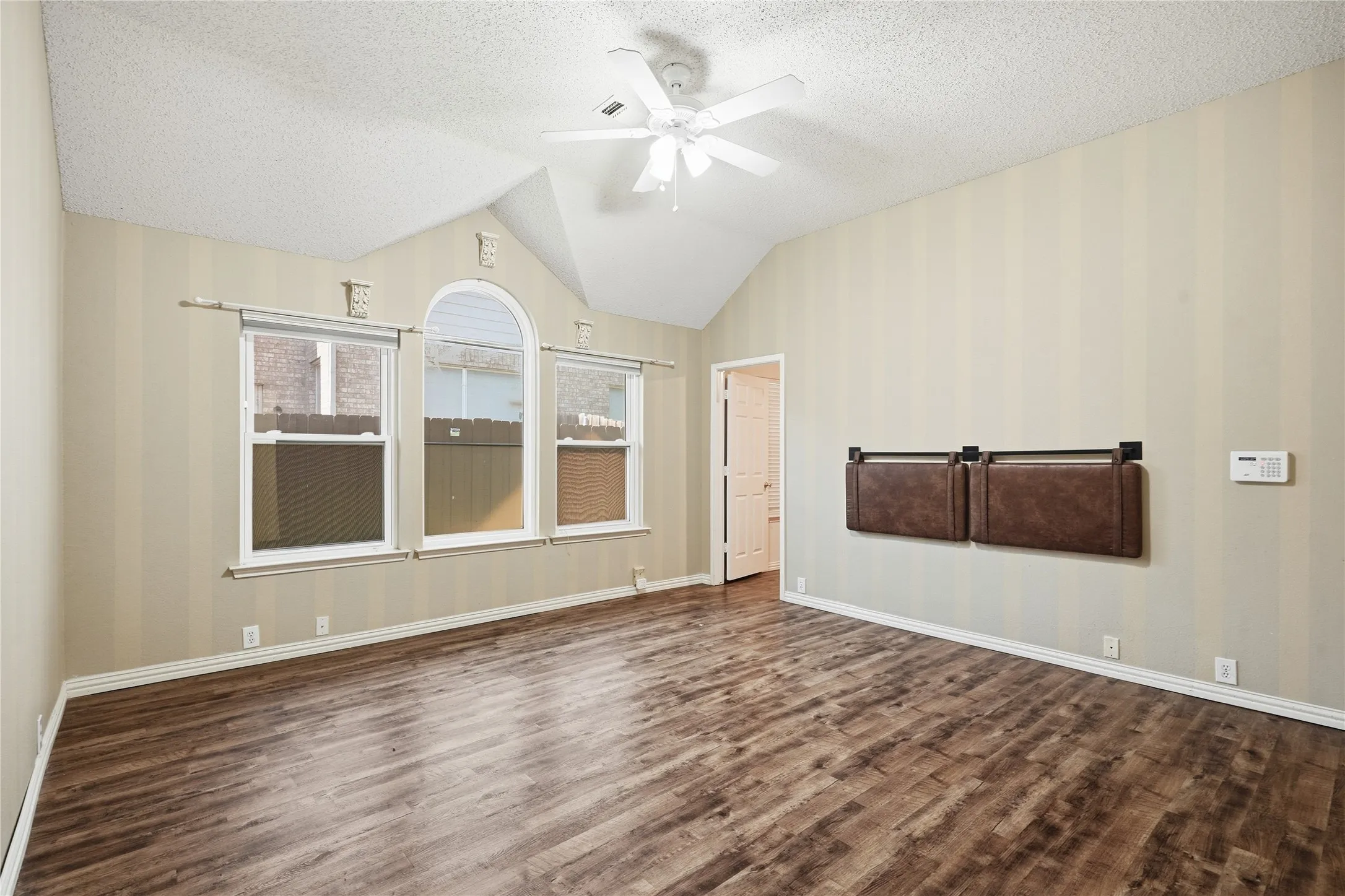Single Family Residence For Sale in Tarrant County , 408 Pin Oak Trail, Keller, Texas 76248, 4 Bedroom, 2 Bathroom, 2 Garage spaces, 1,965 Sqft, built in 1995, mls#21393079, Real Estate Agent in Keller, Homes For Sale in Tarrant county, Homes For Sale in Keller, Realtor in Keller Texas, Real Estate Brokerage Independent Realty Texas, Luminita Cordes Realtor