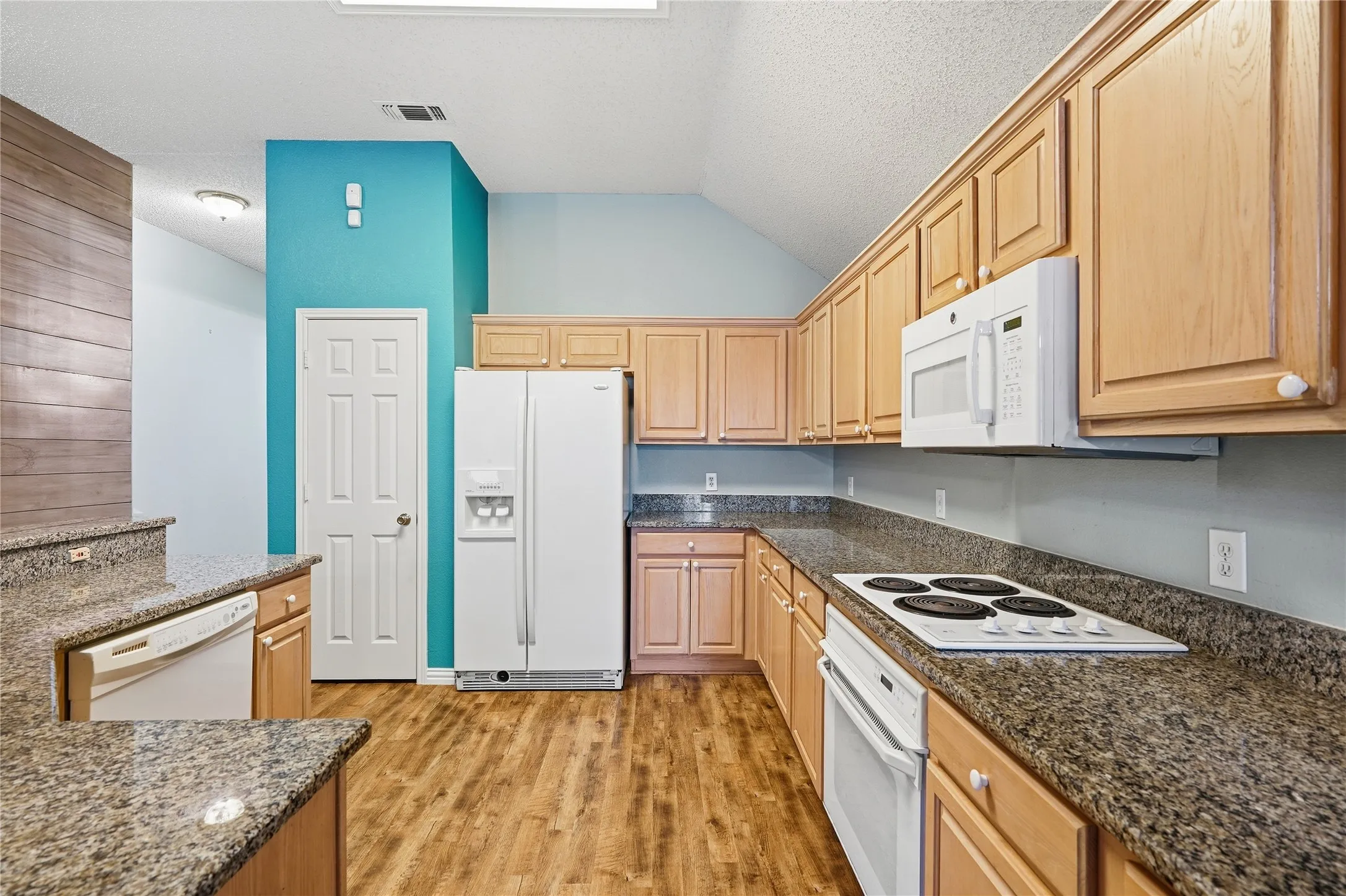 Single Family Residence For Sale in Tarrant County , 408 Pin Oak Trail, Keller, Texas 76248, 4 Bedroom, 2 Bathroom, 2 Garage spaces, 1,965 Sqft, built in 1995, mls#21393079, Real Estate Agent in Keller, Homes For Sale in Tarrant county, Homes For Sale in Keller, Realtor in Keller Texas, Real Estate Brokerage Independent Realty Texas, Luminita Cordes Realtor