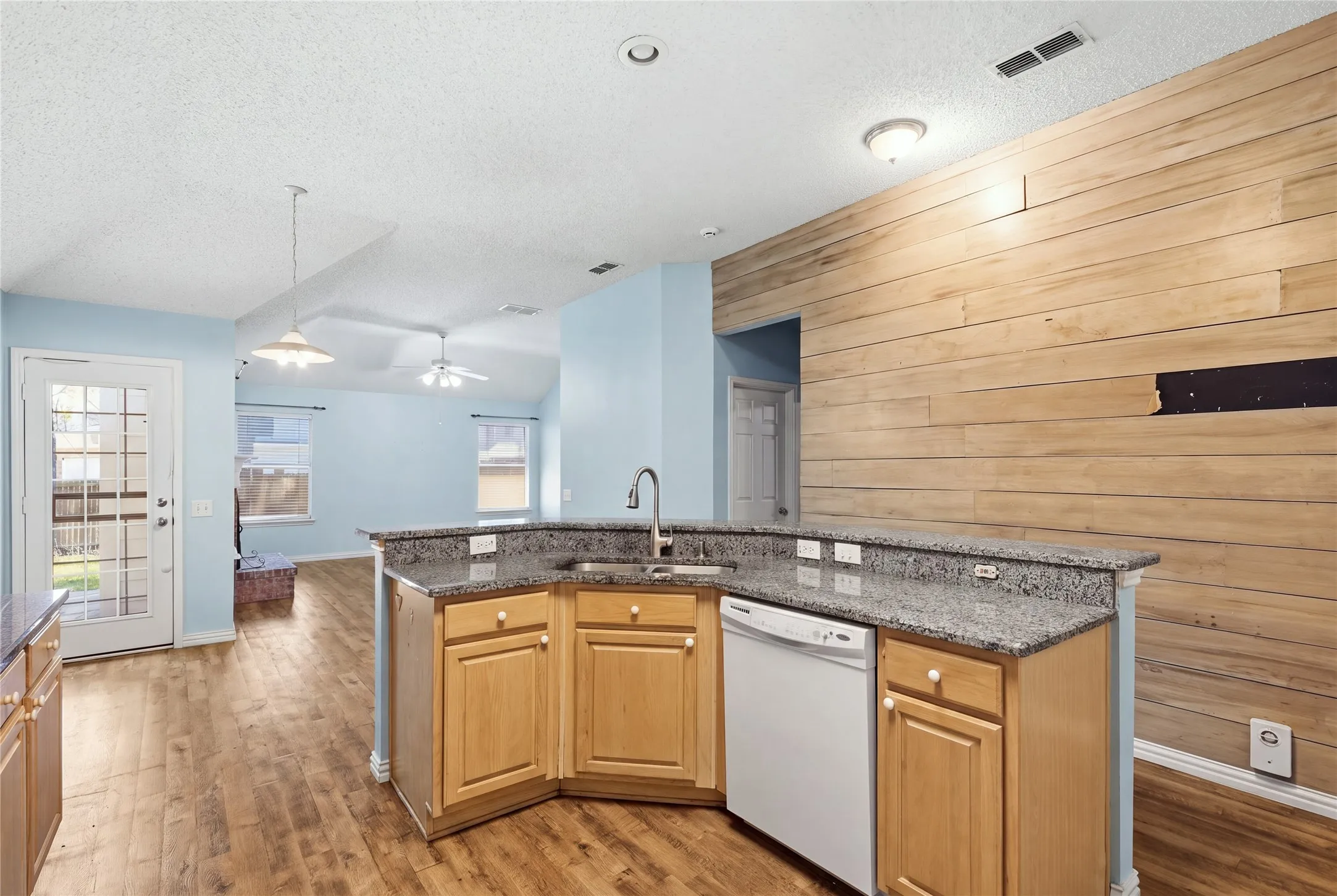Single Family Residence For Sale in Tarrant County , 408 Pin Oak Trail, Keller, Texas 76248, 4 Bedroom, 2 Bathroom, 2 Garage spaces, 1,965 Sqft, built in 1995, mls#21393079, Real Estate Agent in Keller, Homes For Sale in Tarrant county, Homes For Sale in Keller, Realtor in Keller Texas, Real Estate Brokerage Independent Realty Texas, Luminita Cordes Realtor