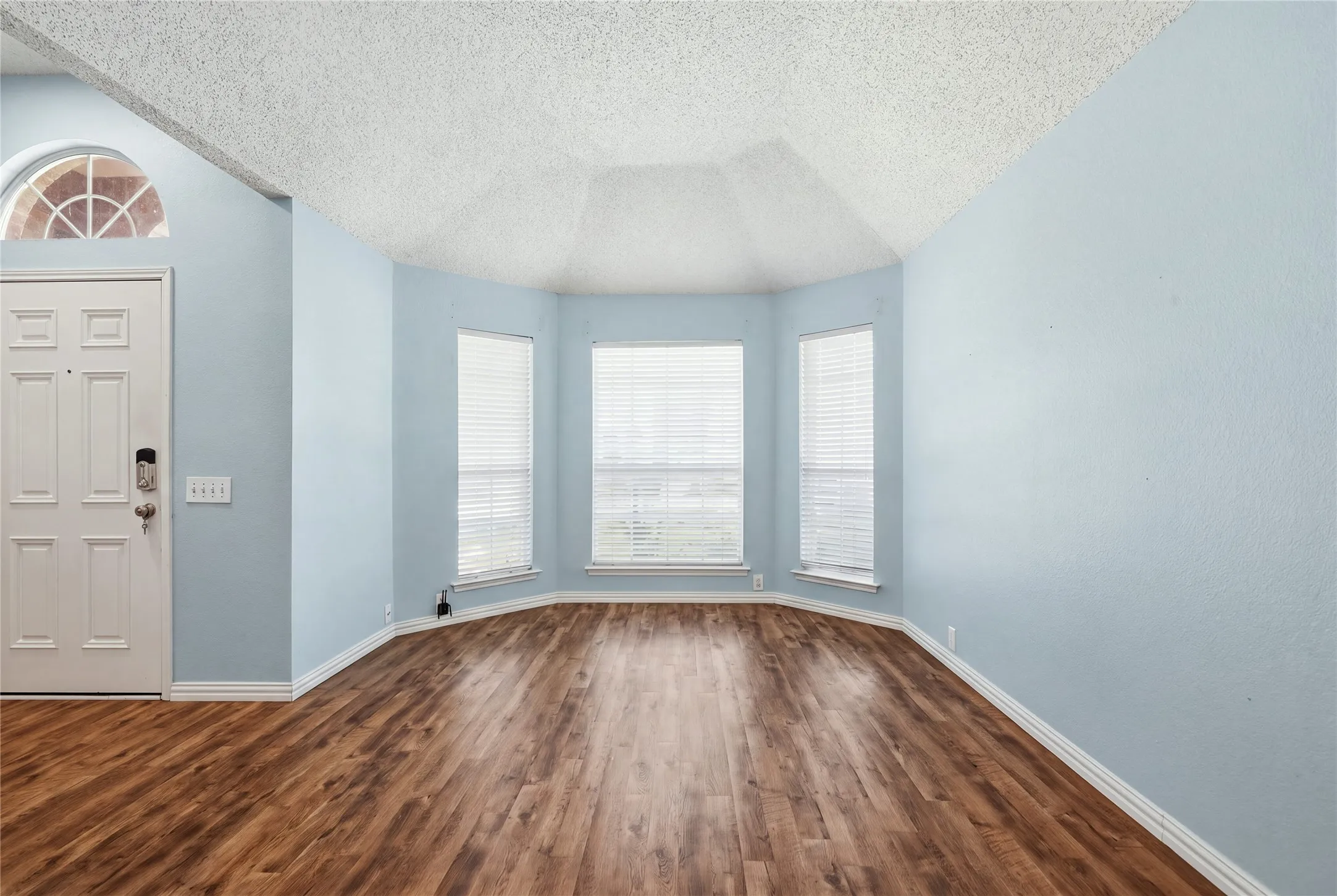 Single Family Residence For Sale in Tarrant County , 408 Pin Oak Trail, Keller, Texas 76248, 4 Bedroom, 2 Bathroom, 2 Garage spaces, 1,965 Sqft, built in 1995, mls#21393079, Real Estate Agent in Keller, Homes For Sale in Tarrant county, Homes For Sale in Keller, Realtor in Keller Texas, Real Estate Brokerage Independent Realty Texas, Luminita Cordes Realtor