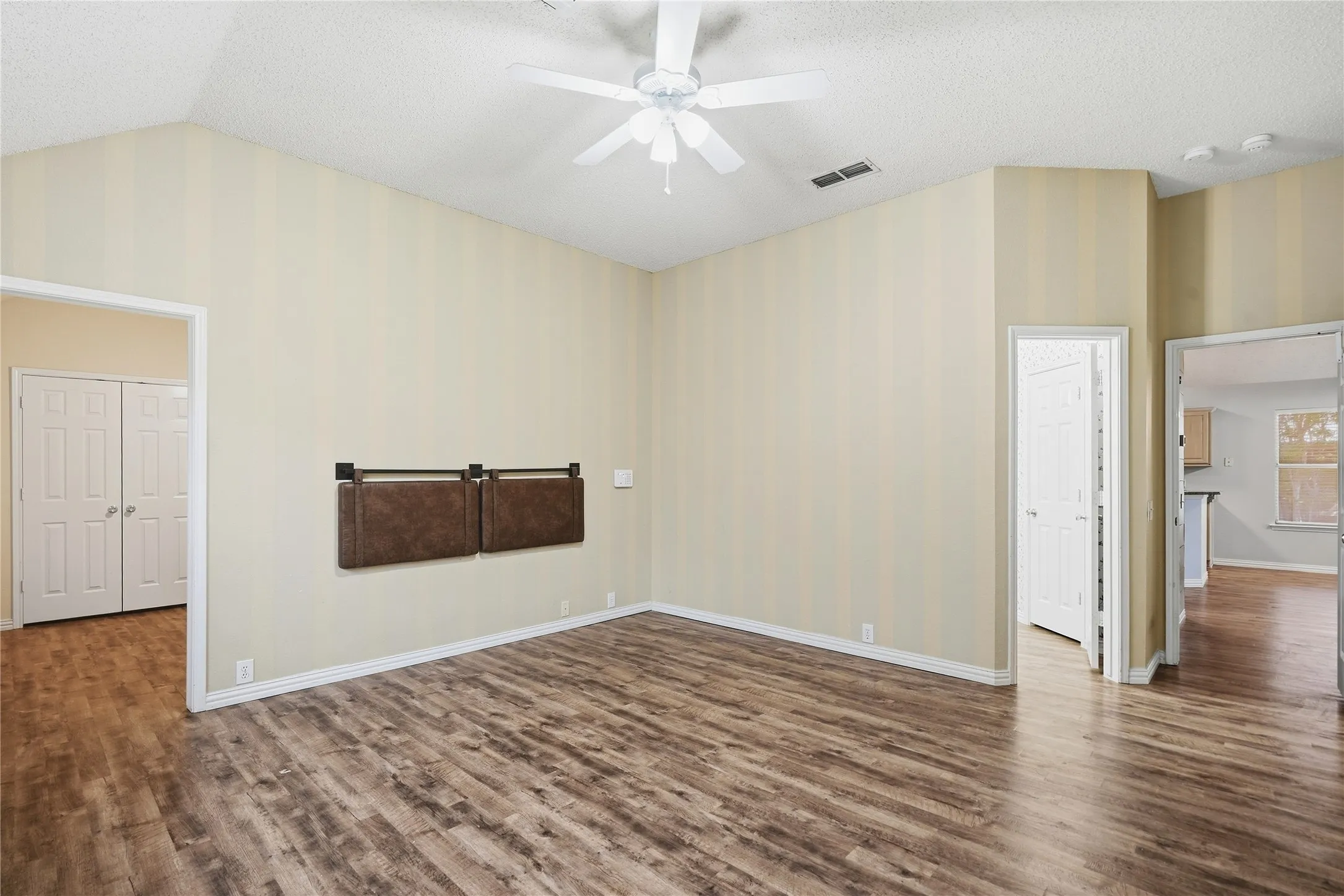 Single Family Residence For Sale in Tarrant County , 408 Pin Oak Trail, Keller, Texas 76248, 4 Bedroom, 2 Bathroom, 2 Garage spaces, 1,965 Sqft, built in 1995, mls#21393079, Real Estate Agent in Keller, Homes For Sale in Tarrant county, Homes For Sale in Keller, Realtor in Keller Texas, Real Estate Brokerage Independent Realty Texas, Luminita Cordes Realtor