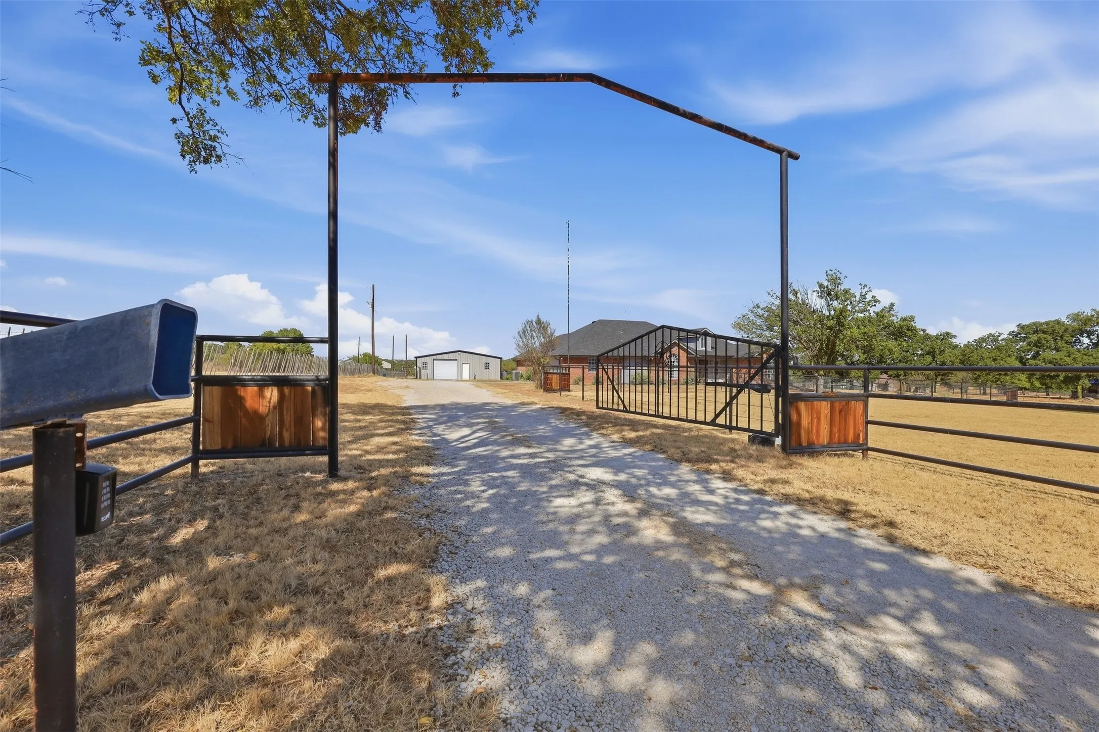 Single Family Residence For Sale in Parker County , 2978 Harwell Lake Road, Weatherford, Texas 76088, 3 Bedroom, 2 Bathroom, 2 Garage spaces, 2,182 Sqft, built in 2000, mls#21394486, Real Estate Agent in Weatherford, Homes For Sale in Parker county, Homes For Sale in Weatherford, Realtor in Weatherford Texas, Real Estate Brokerage Independent Realty Texas, Luminita Cordes Realtor