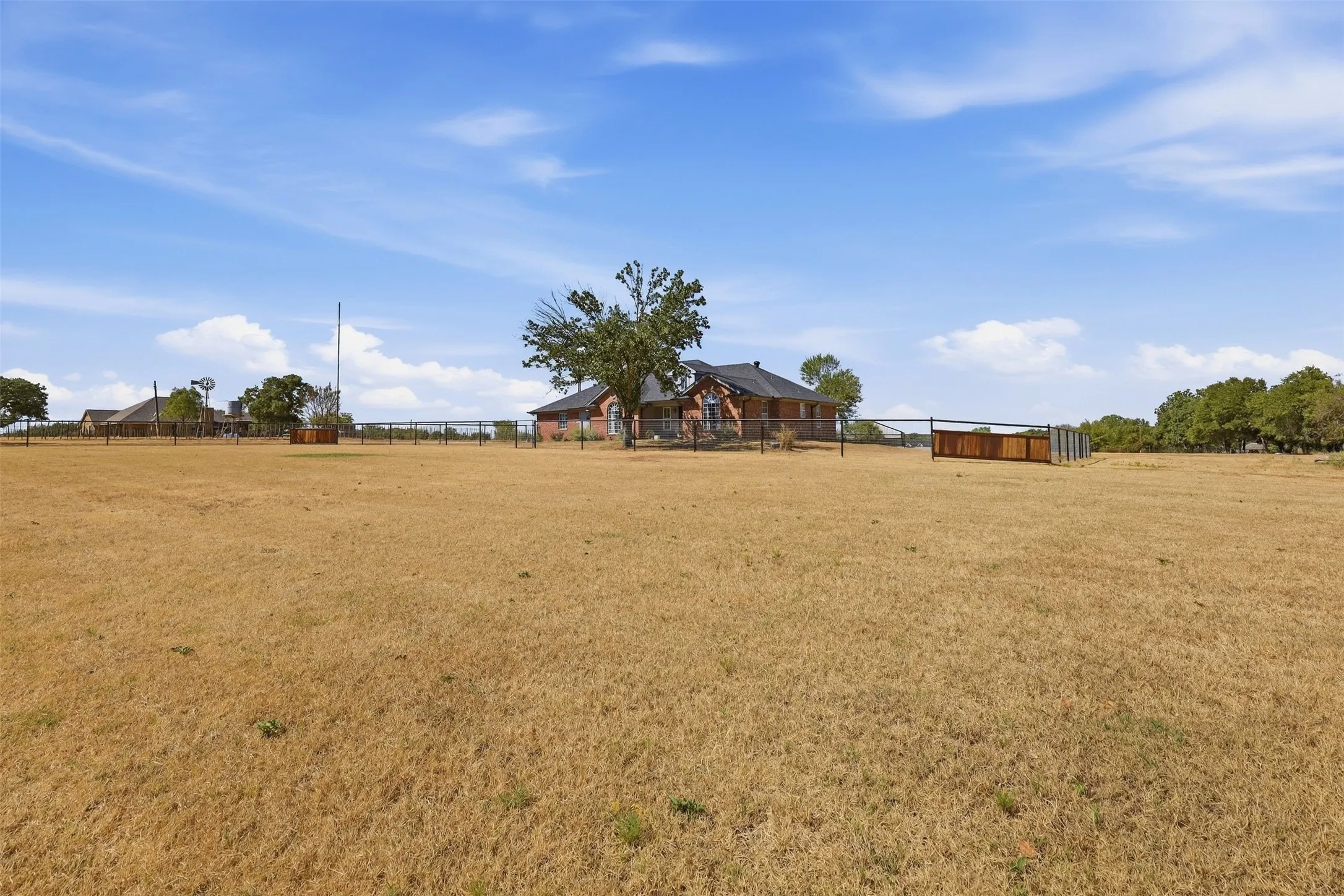 Single Family Residence For Sale in Parker County , 2978 Harwell Lake Road, Weatherford, Texas 76088, 3 Bedroom, 2 Bathroom, 2 Garage spaces, 2,182 Sqft, built in 2000, mls#21394486, Real Estate Agent in Weatherford, Homes For Sale in Parker county, Homes For Sale in Weatherford, Realtor in Weatherford Texas, Real Estate Brokerage Independent Realty Texas, Luminita Cordes Realtor