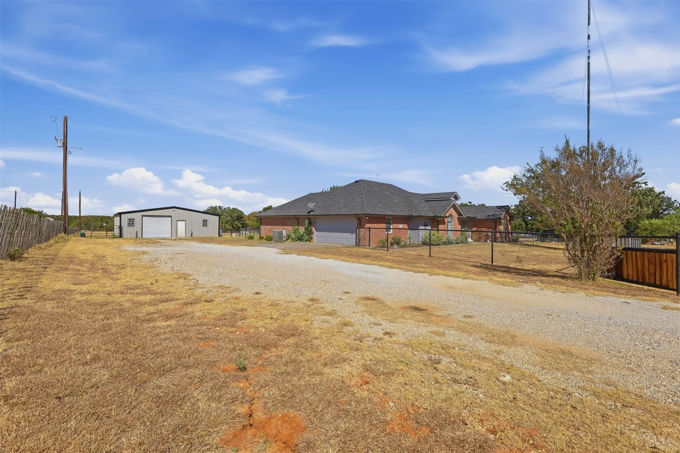 Single Family Residence For Sale in Parker County , 2978 Harwell Lake Road, Weatherford, Texas 76088, 3 Bedroom, 2 Bathroom, 2 Garage spaces, 2,182 Sqft, built in 2000, mls#21394486, Real Estate Agent in Weatherford, Homes For Sale in Parker county, Homes For Sale in Weatherford, Realtor in Weatherford Texas, Real Estate Brokerage Independent Realty Texas, Luminita Cordes Realtor