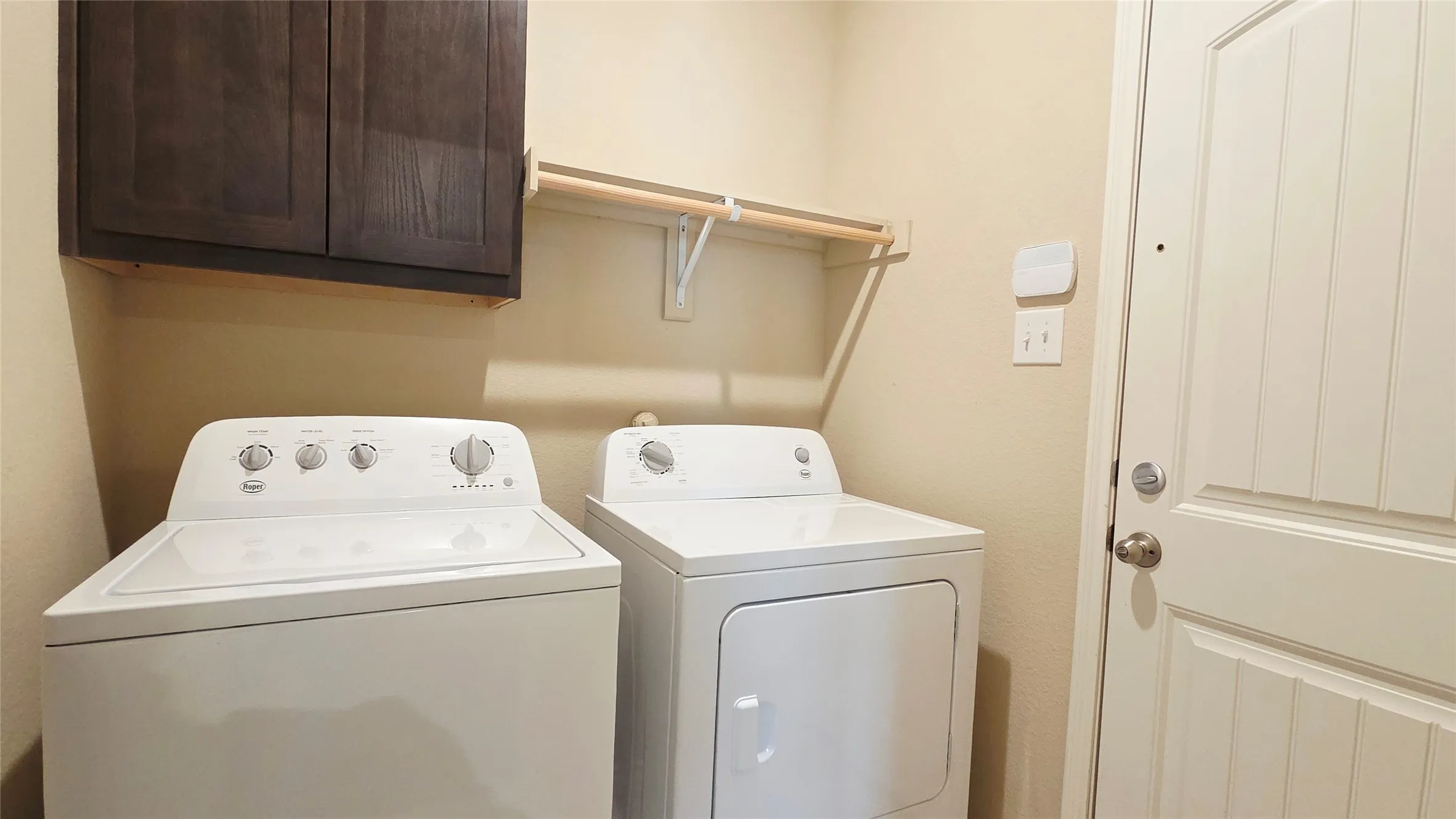 Single Family Residence For Rent in Hunt County , 3220 Sunny Hill Way, Royse City, Texas 75189, 4 Bedroom, 4 Bathroom, 2 Garage spaces, 2,703 Sqft, built in 2017, mls#21392747, Real Estate Agent in Royse City, Homes For Rent in Hunt county, Homes For Rent in Royse City, Realtor in Royse City Texas, Real Estate Brokerage Independent Realty Texas, Luminita Cordes Realtor