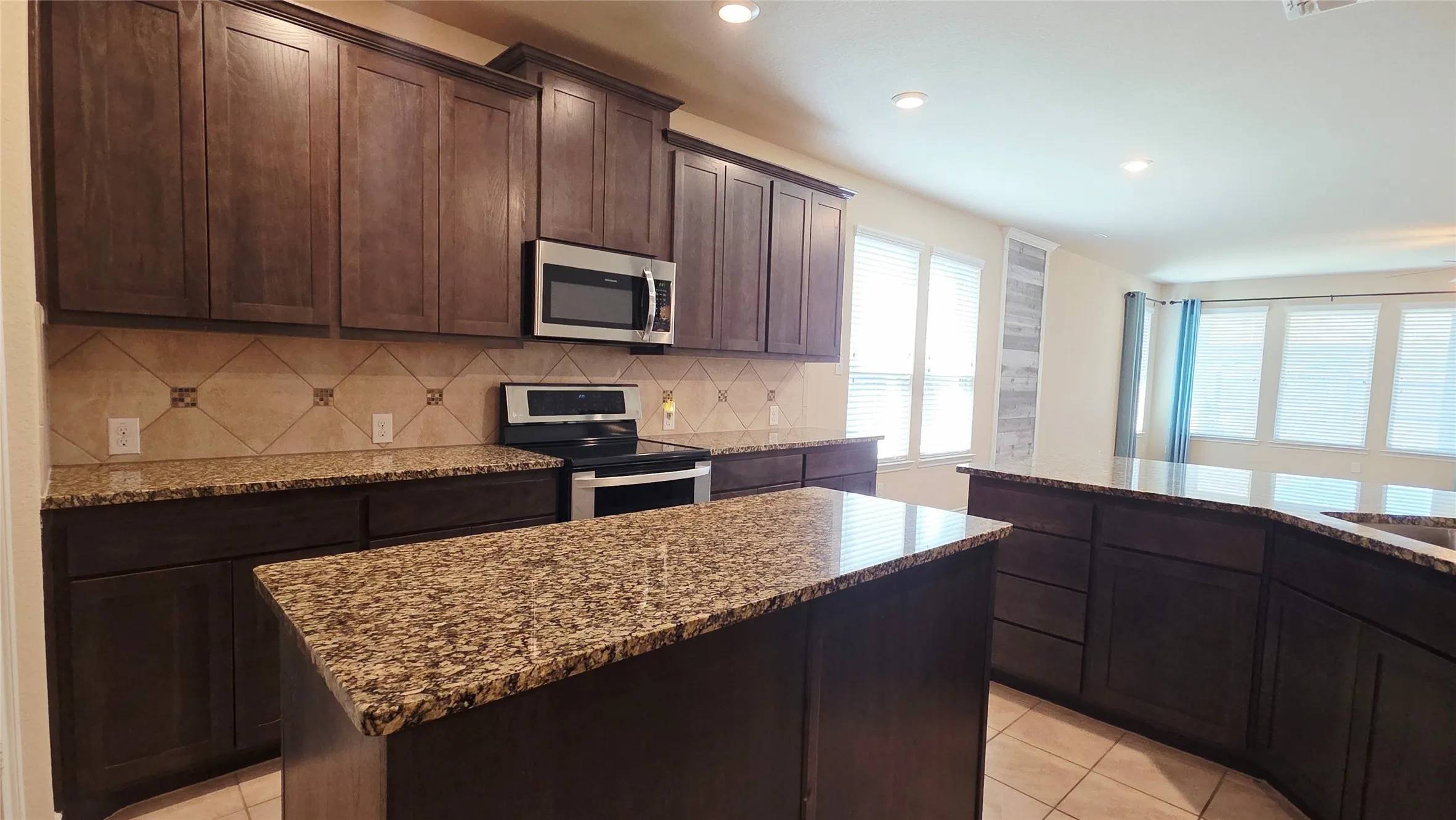 Single Family Residence For Rent in Hunt County , 3220 Sunny Hill Way, Royse City, Texas 75189, 4 Bedroom, 4 Bathroom, 2 Garage spaces, 2,703 Sqft, built in 2017, mls#21392747, Real Estate Agent in Royse City, Homes For Rent in Hunt county, Homes For Rent in Royse City, Realtor in Royse City Texas, Real Estate Brokerage Independent Realty Texas, Luminita Cordes Realtor