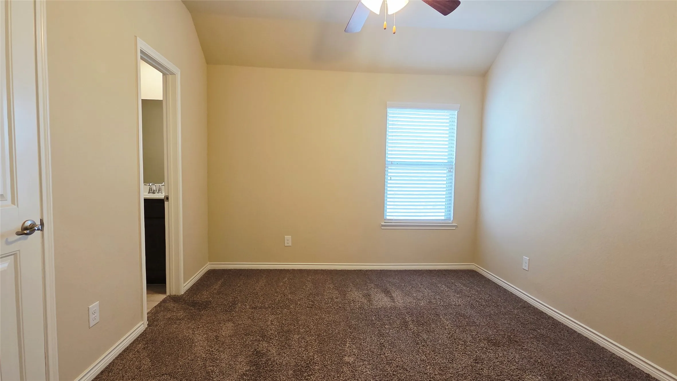 Single Family Residence For Rent in Hunt County , 3220 Sunny Hill Way, Royse City, Texas 75189, 4 Bedroom, 4 Bathroom, 2 Garage spaces, 2,703 Sqft, built in 2017, mls#21392747, Real Estate Agent in Royse City, Homes For Rent in Hunt county, Homes For Rent in Royse City, Realtor in Royse City Texas, Real Estate Brokerage Independent Realty Texas, Luminita Cordes Realtor