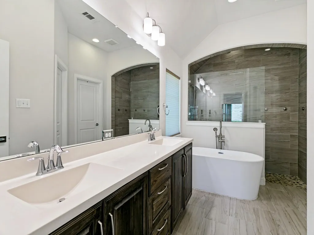 Double Sinks and Spacious Closet