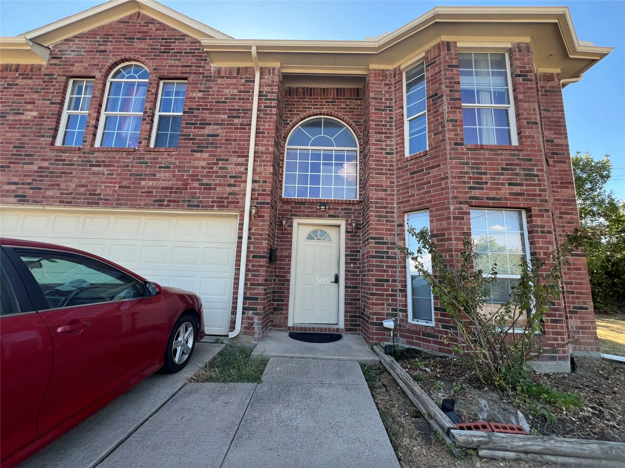 Single Family Residence For Sale in Tarrant County , 5025 Strummer Drive, North Richland Hills, Texas 76180, 5 Bedroom, 3 Bathroom, Garage spaces, 2,421 Sqft, built in 2005, mls#21394702, Real Estate Agent in North Richland Hills, Homes For Sale in Tarrant county, Homes For Sale in North Richland Hills, Realtor in North Richland Hills Texas, Real Estate Brokerage Independent Realty Texas, Luminita Cordes Realtor