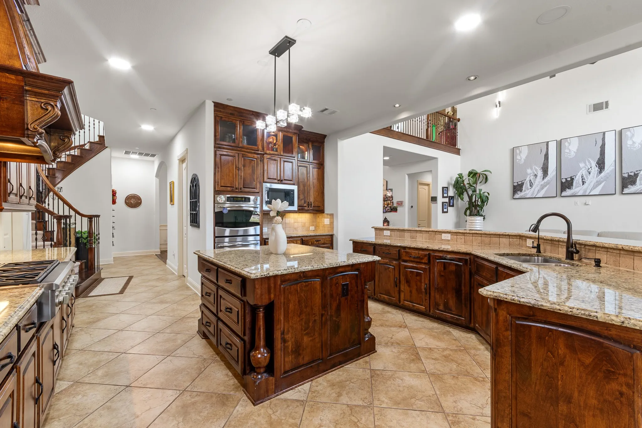 Single Family Residence For Sale in Tarrant County , 2109 Boulder Court, Southlake, Texas 76092, 4 Bedroom, 4 Bathroom, 3 Garage spaces, 5,932 Sqft, built in 2009, mls#21394632, Real Estate Agent in Southlake, Homes For Sale in Tarrant county, Homes For Sale in Southlake, Realtor in Southlake Texas, Real Estate Brokerage Independent Realty Texas, Luminita Cordes Realtor