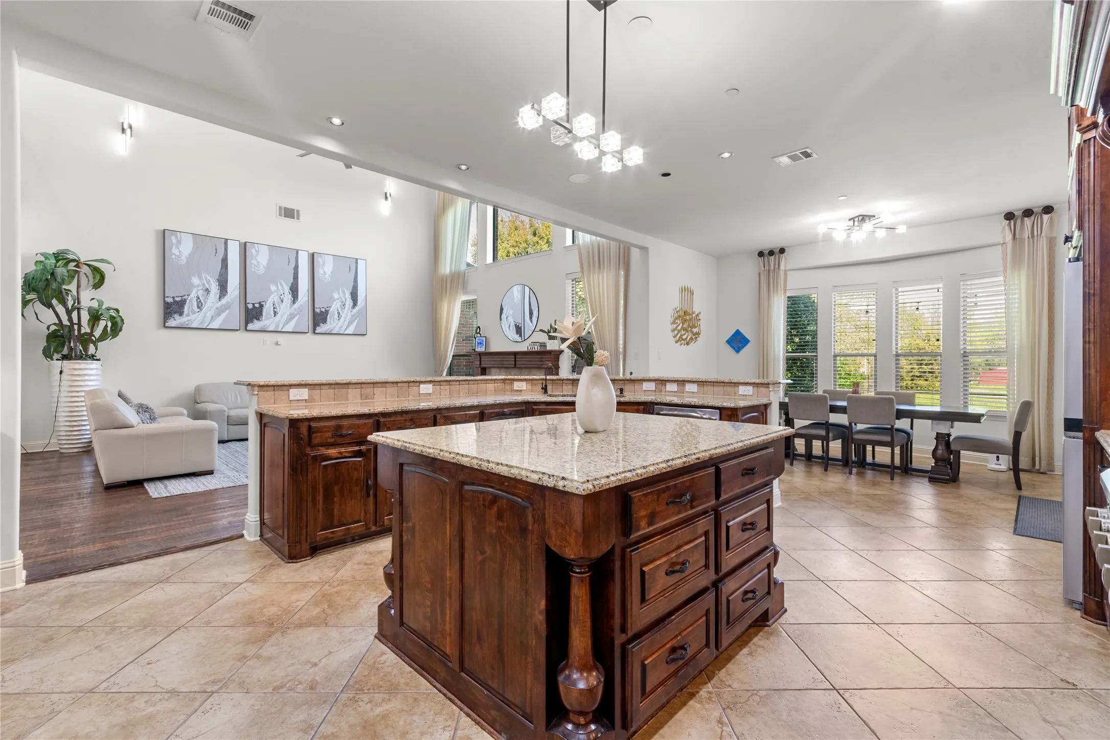 Single Family Residence For Sale in Tarrant County , 2109 Boulder Court, Southlake, Texas 76092, 4 Bedroom, 4 Bathroom, 3 Garage spaces, 5,932 Sqft, built in 2009, mls#21394632, Real Estate Agent in Southlake, Homes For Sale in Tarrant county, Homes For Sale in Southlake, Realtor in Southlake Texas, Real Estate Brokerage Independent Realty Texas, Luminita Cordes Realtor