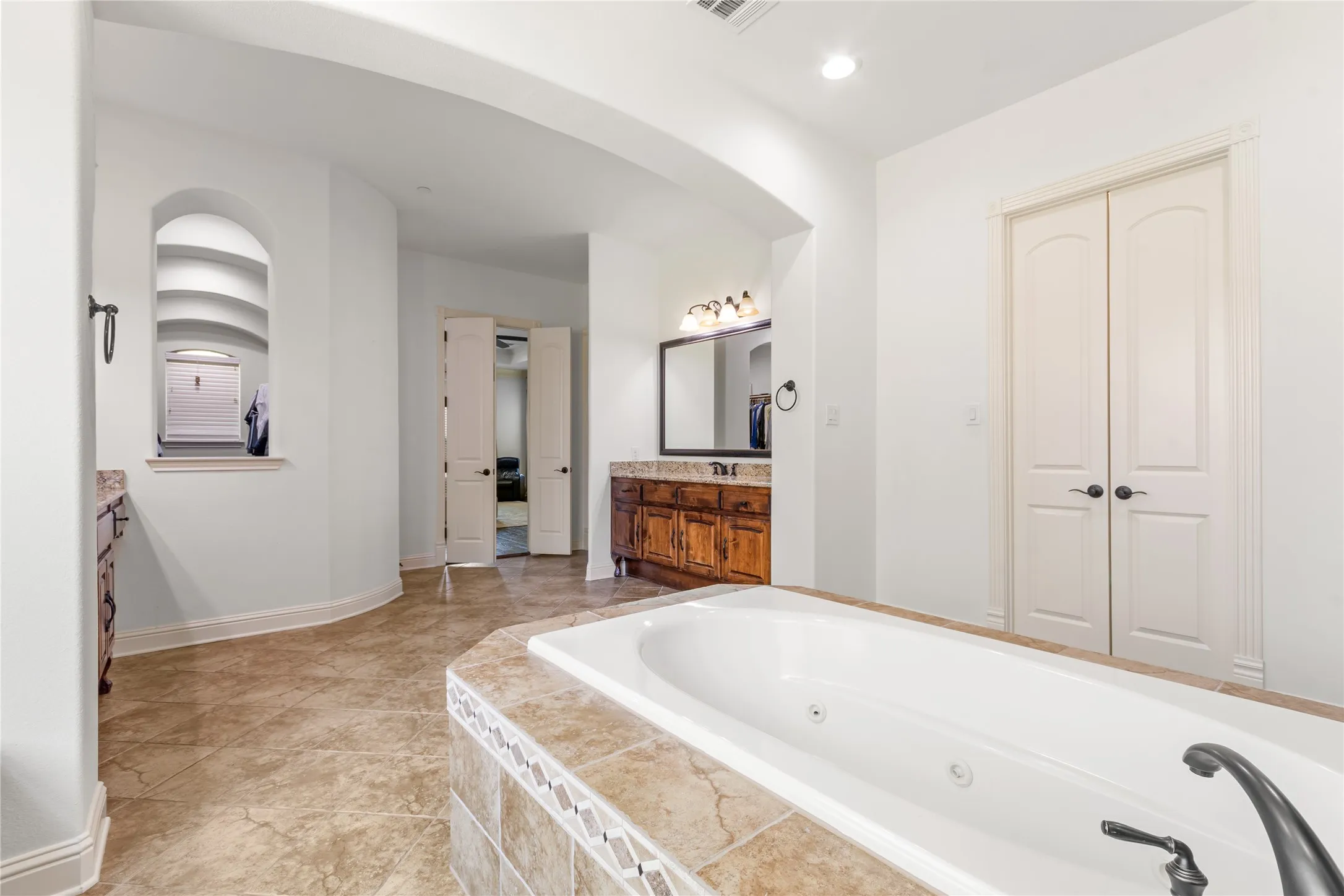 Single Family Residence For Sale in Tarrant County , 2109 Boulder Court, Southlake, Texas 76092, 4 Bedroom, 4 Bathroom, 3 Garage spaces, 5,932 Sqft, built in 2009, mls#21394632, Real Estate Agent in Southlake, Homes For Sale in Tarrant county, Homes For Sale in Southlake, Realtor in Southlake Texas, Real Estate Brokerage Independent Realty Texas, Luminita Cordes Realtor