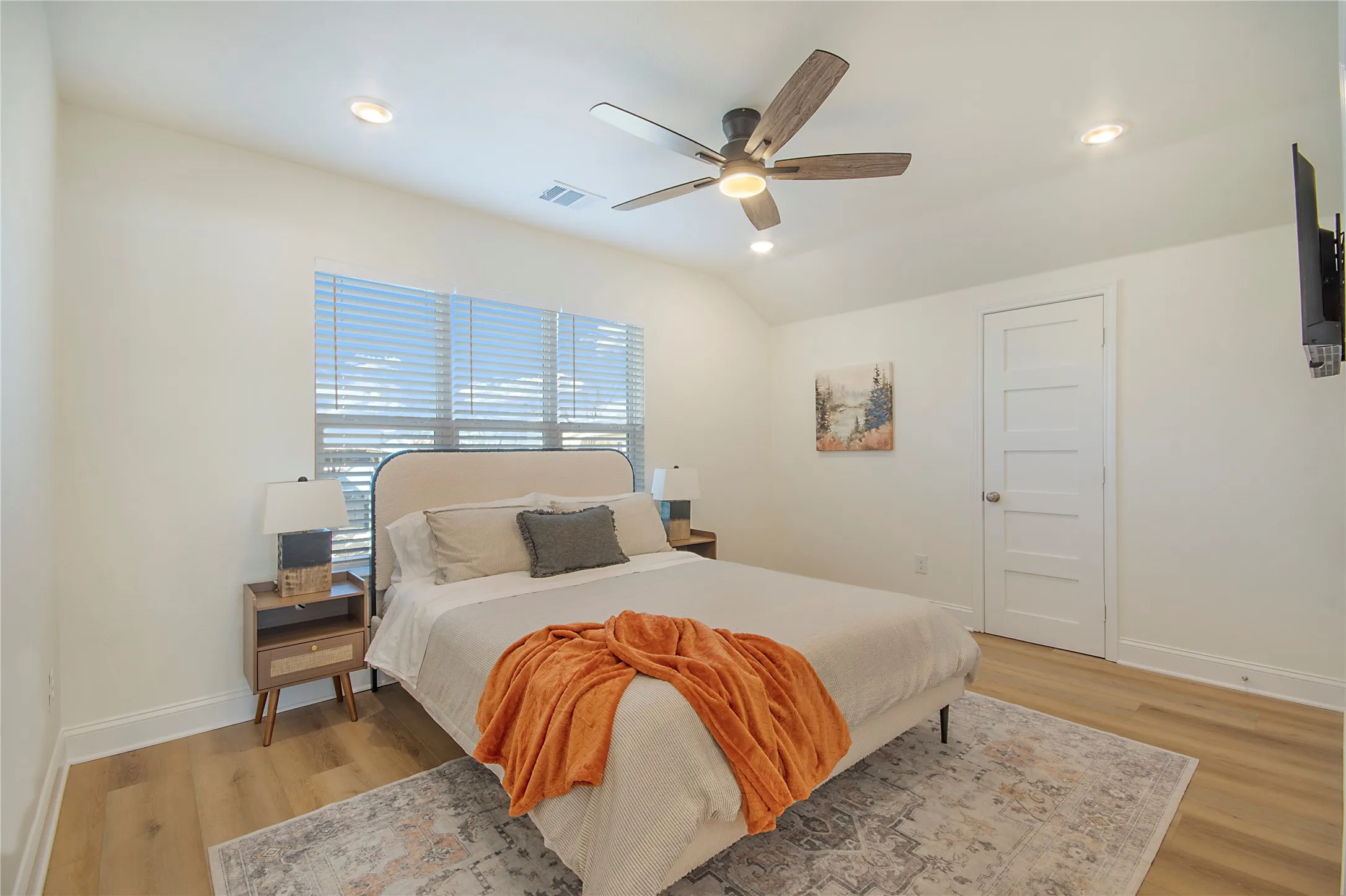 Single Family Residence For Sale in Tarrant County , 6805 Briar Road, Azle, Texas 76020, 7 Bedroom, 6 Bathroom, Garage spaces, 4,378 Sqft, built in 1986, mls#21394679, Real Estate Agent in Azle, Homes For Sale in Tarrant county, Homes For Sale in Azle, Realtor in Azle Texas, Real Estate Brokerage Independent Realty Texas, Luminita Cordes Realtor