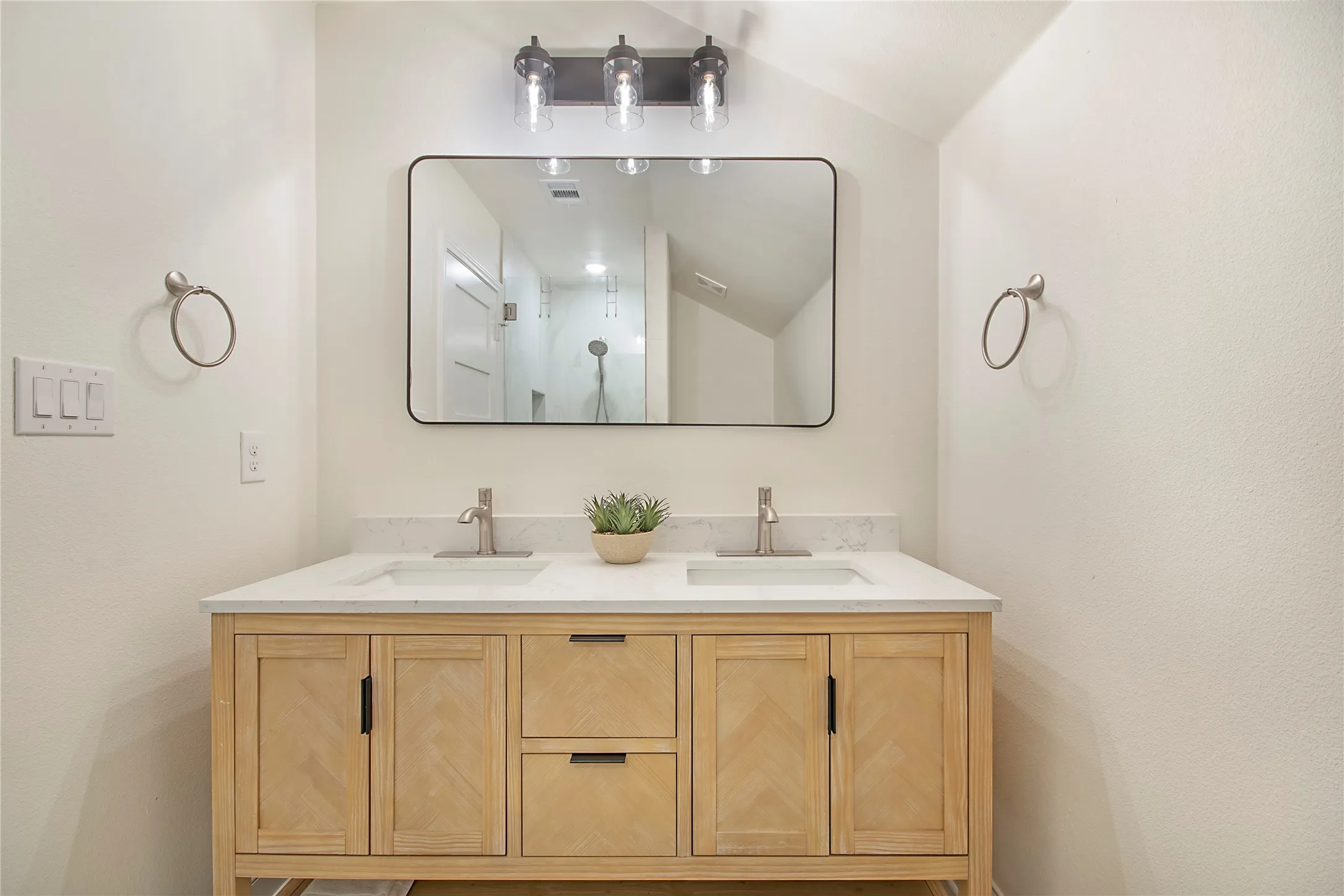Single Family Residence For Sale in Tarrant County , 6805 Briar Road, Azle, Texas 76020, 7 Bedroom, 6 Bathroom, Garage spaces, 4,378 Sqft, built in 1986, mls#21394679, Real Estate Agent in Azle, Homes For Sale in Tarrant county, Homes For Sale in Azle, Realtor in Azle Texas, Real Estate Brokerage Independent Realty Texas, Luminita Cordes Realtor