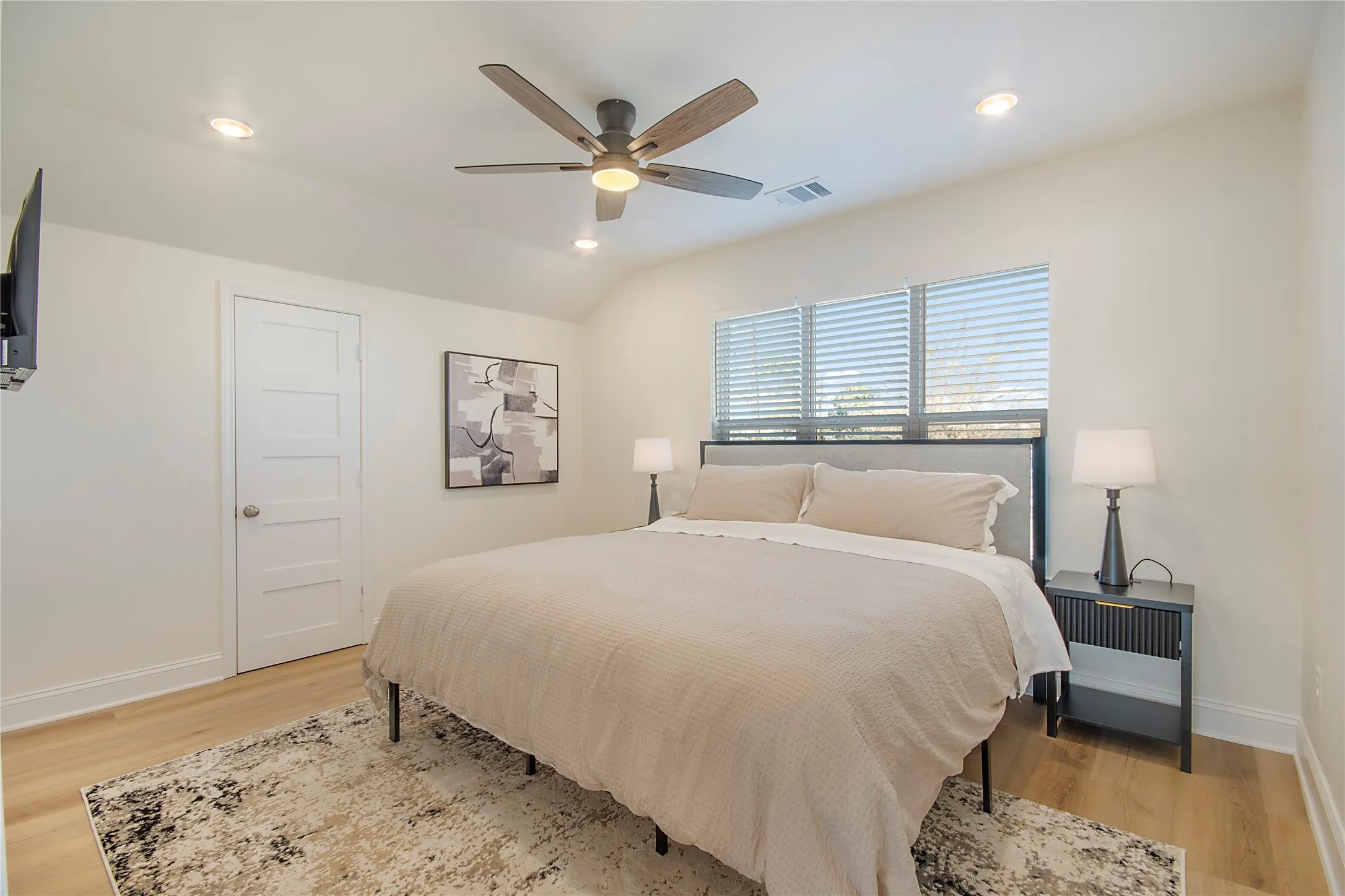 Single Family Residence For Sale in Tarrant County , 6805 Briar Road, Azle, Texas 76020, 7 Bedroom, 6 Bathroom, Garage spaces, 4,378 Sqft, built in 1986, mls#21394679, Real Estate Agent in Azle, Homes For Sale in Tarrant county, Homes For Sale in Azle, Realtor in Azle Texas, Real Estate Brokerage Independent Realty Texas, Luminita Cordes Realtor