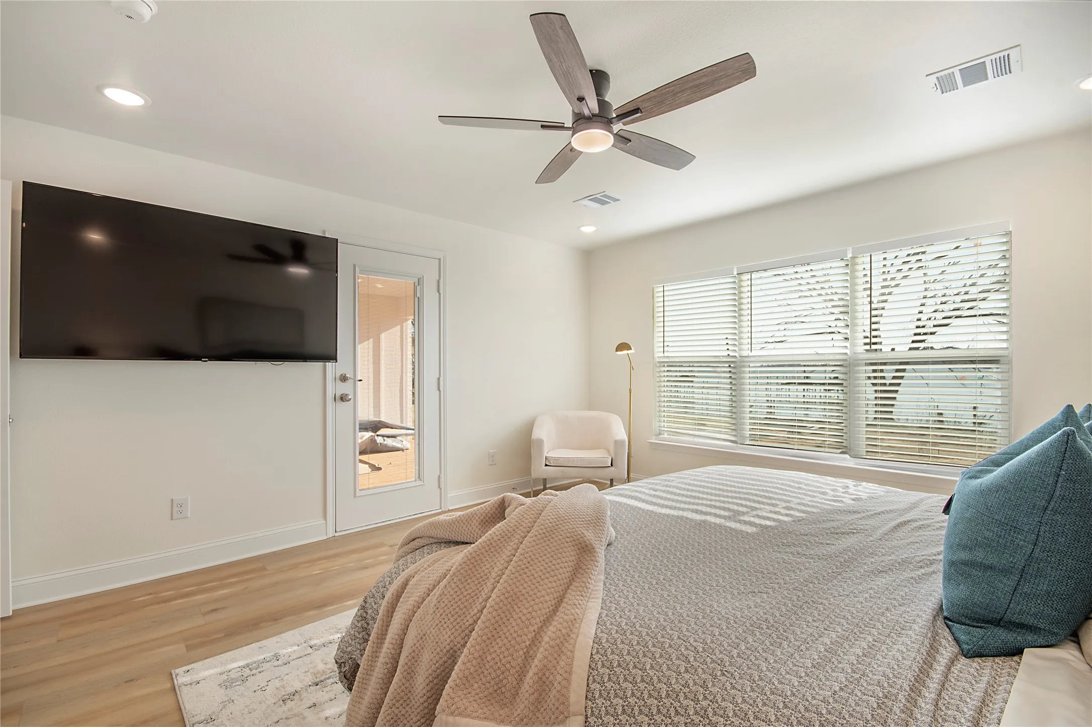Single Family Residence For Sale in Tarrant County , 6805 Briar Road, Azle, Texas 76020, 7 Bedroom, 6 Bathroom, Garage spaces, 4,378 Sqft, built in 1986, mls#21394679, Real Estate Agent in Azle, Homes For Sale in Tarrant county, Homes For Sale in Azle, Realtor in Azle Texas, Real Estate Brokerage Independent Realty Texas, Luminita Cordes Realtor