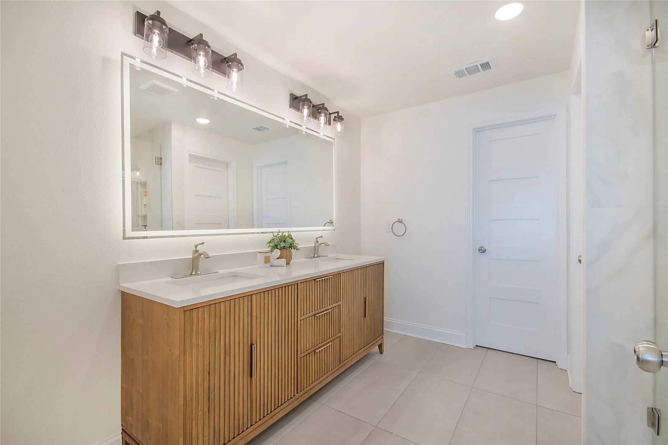 Single Family Residence For Sale in Tarrant County , 6805 Briar Road, Azle, Texas 76020, 7 Bedroom, 6 Bathroom, Garage spaces, 4,378 Sqft, built in 1986, mls#21394679, Real Estate Agent in Azle, Homes For Sale in Tarrant county, Homes For Sale in Azle, Realtor in Azle Texas, Real Estate Brokerage Independent Realty Texas, Luminita Cordes Realtor
