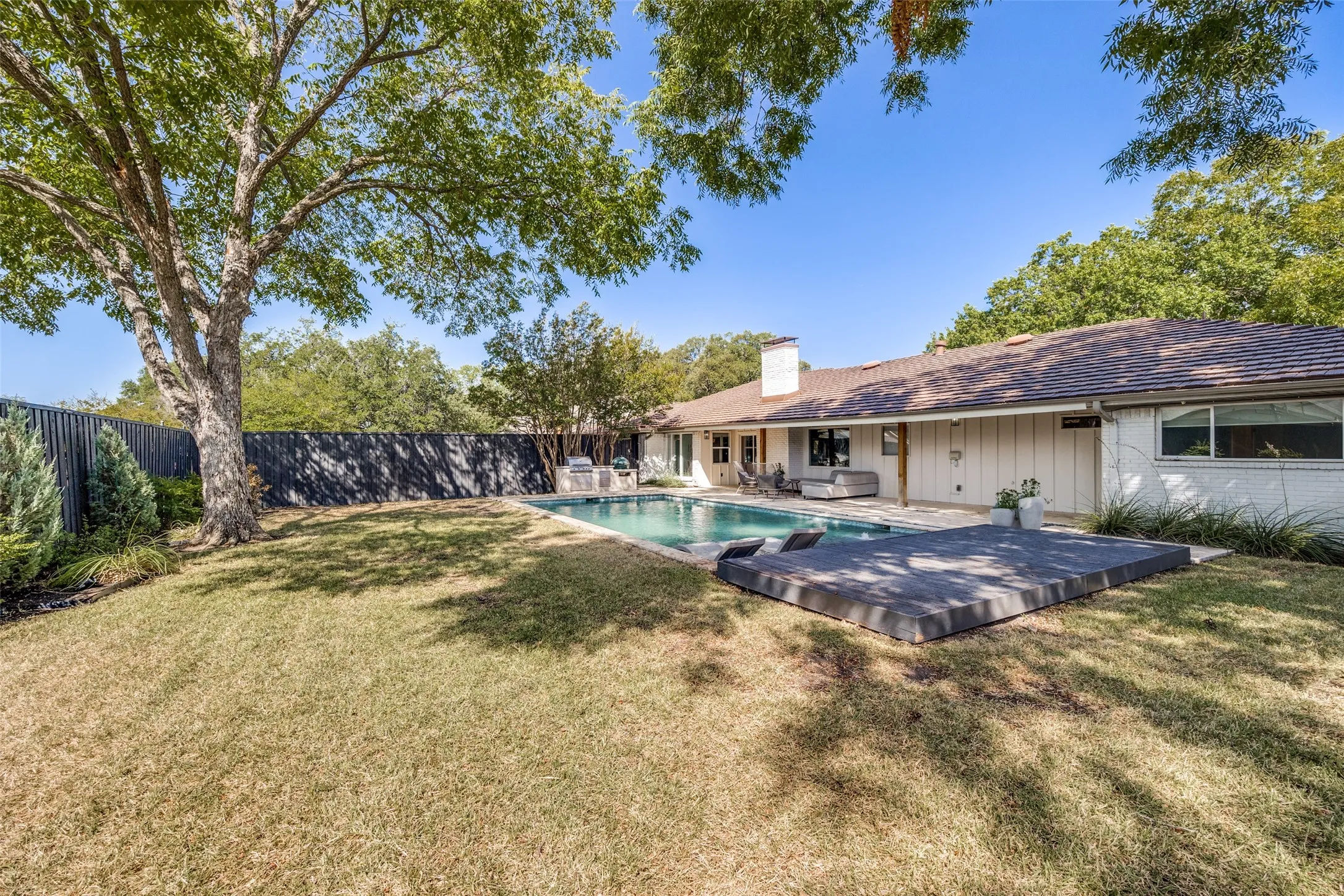 Single Family Residence For Sale in Dallas County , 6834 Quarterway Drive, Dallas, Texas 75248, 4 Bedroom, 3 Bathroom, 2 Garage spaces, 2,847 Sqft, built in 1969, mls#21374985, Real Estate Agent in Dallas, Homes For Sale in Dallas county, Homes For Sale in Dallas, Realtor in Dallas Texas, Real Estate Brokerage Independent Realty Texas, Luminita Cordes Realtor