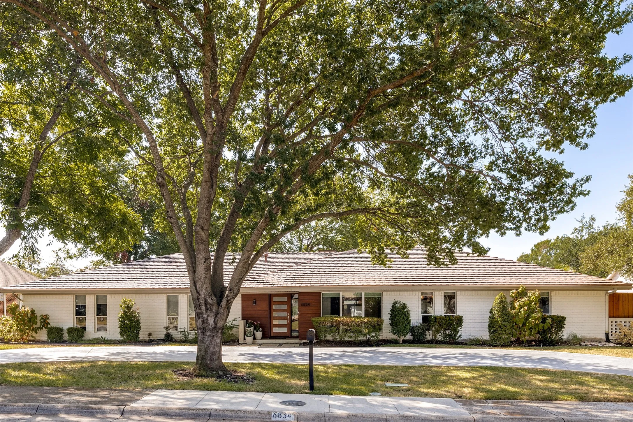 Single Family Residence For Sale in Dallas County , 6834 Quarterway Drive, Dallas, Texas 75248, 4 Bedroom, 3 Bathroom, 2 Garage spaces, 2,847 Sqft, built in 1969, mls#21374985, Real Estate Agent in Dallas, Homes For Sale in Dallas county, Homes For Sale in Dallas, Realtor in Dallas Texas, Real Estate Brokerage Independent Realty Texas, Luminita Cordes Realtor