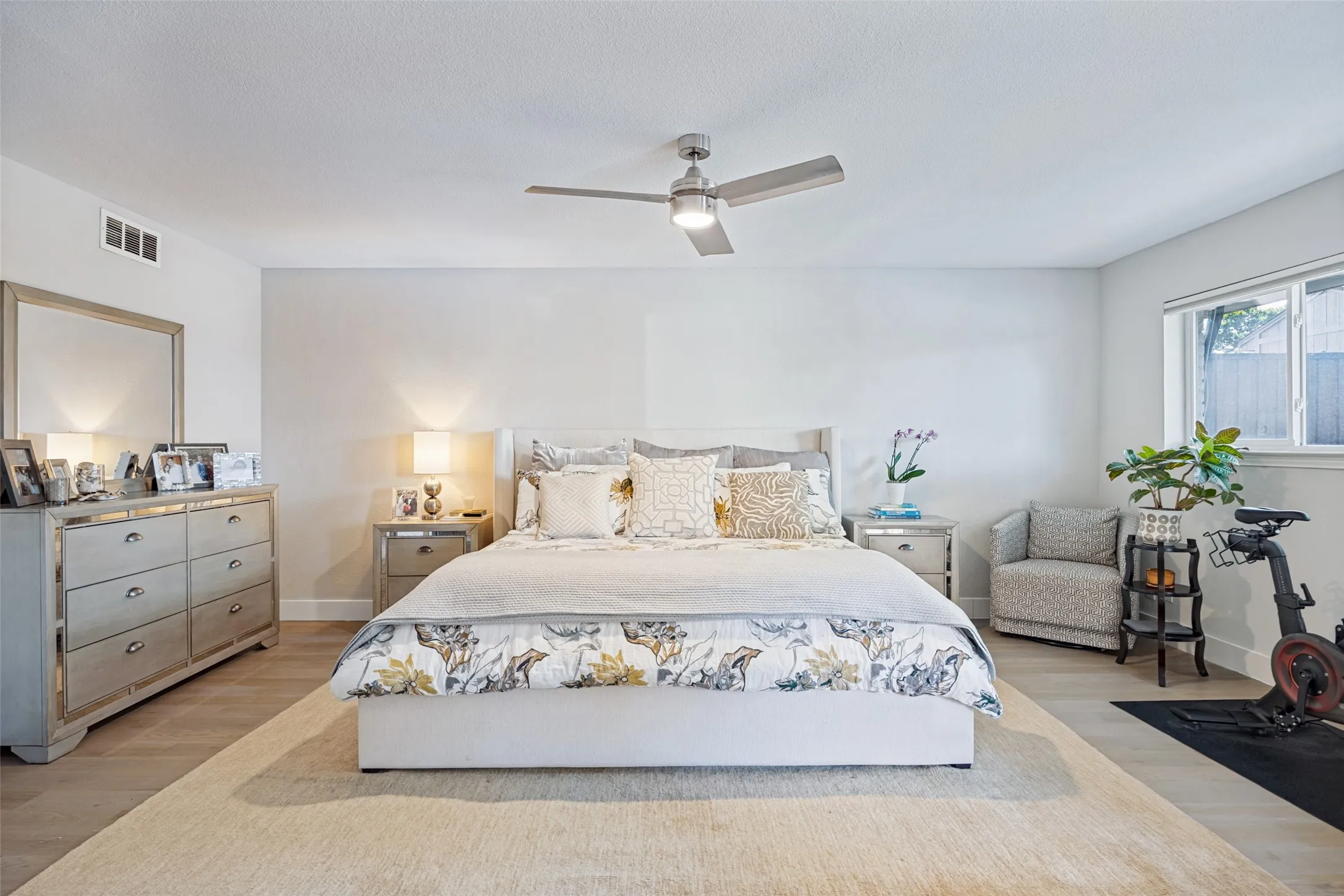 Single Family Residence For Sale in Dallas County , 6834 Quarterway Drive, Dallas, Texas 75248, 4 Bedroom, 3 Bathroom, 2 Garage spaces, 2,847 Sqft, built in 1969, mls#21374985, Real Estate Agent in Dallas, Homes For Sale in Dallas county, Homes For Sale in Dallas, Realtor in Dallas Texas, Real Estate Brokerage Independent Realty Texas, Luminita Cordes Realtor
