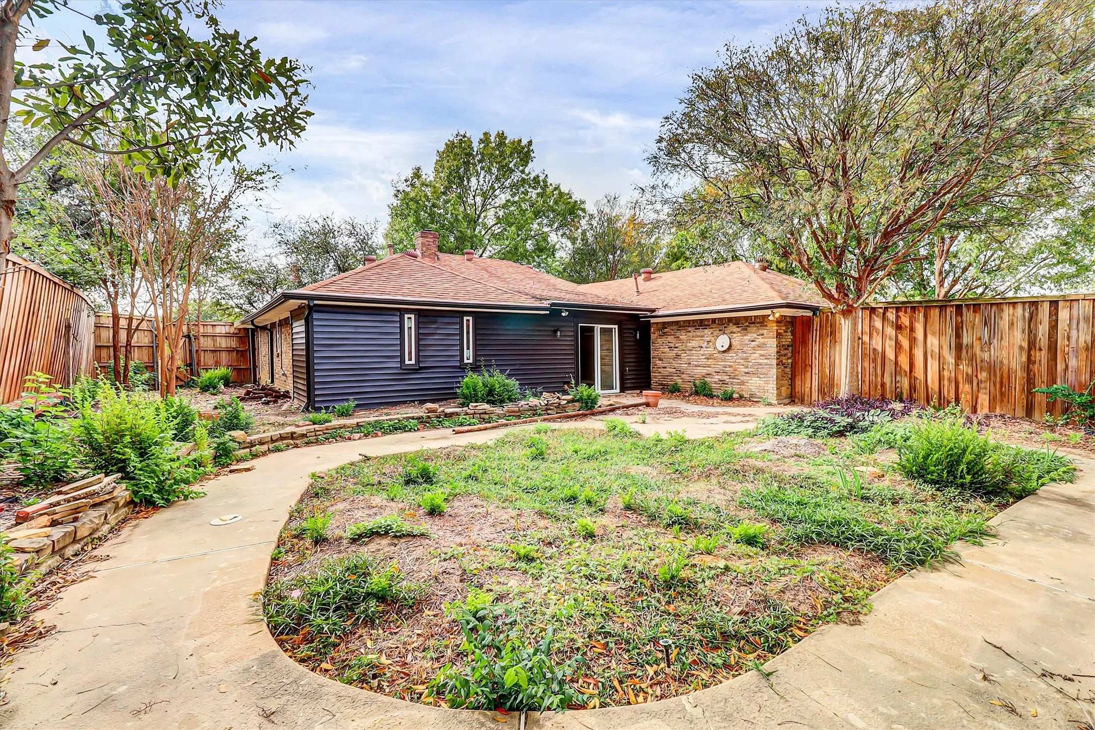 Single Family Residence For Sale in Dallas County , 2615 Dove Creek Lane, Carrollton, Texas 75006, 4 Bedroom, 3 Bathroom, 2 Garage spaces, 2,561 Sqft, built in 1981, mls#21394574, Real Estate Agent in Carrollton, Homes For Sale in Dallas county, Homes For Sale in Carrollton, Realtor in Carrollton Texas, Real Estate Brokerage Independent Realty Texas, Luminita Cordes Realtor