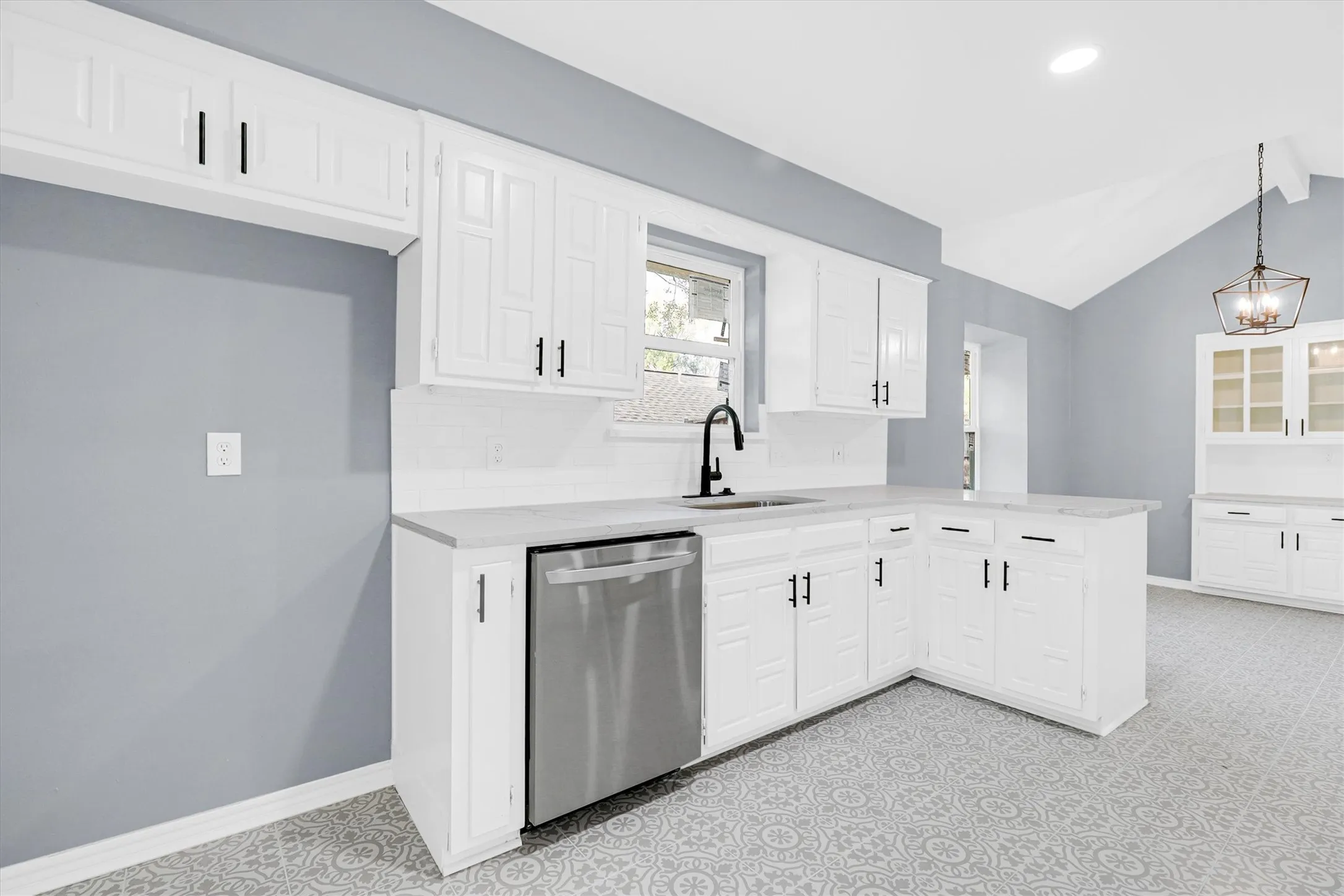 Single Family Residence For Sale in Dallas County , 2615 Dove Creek Lane, Carrollton, Texas 75006, 4 Bedroom, 3 Bathroom, 2 Garage spaces, 2,561 Sqft, built in 1981, mls#21394574, Real Estate Agent in Carrollton, Homes For Sale in Dallas county, Homes For Sale in Carrollton, Realtor in Carrollton Texas, Real Estate Brokerage Independent Realty Texas, Luminita Cordes Realtor