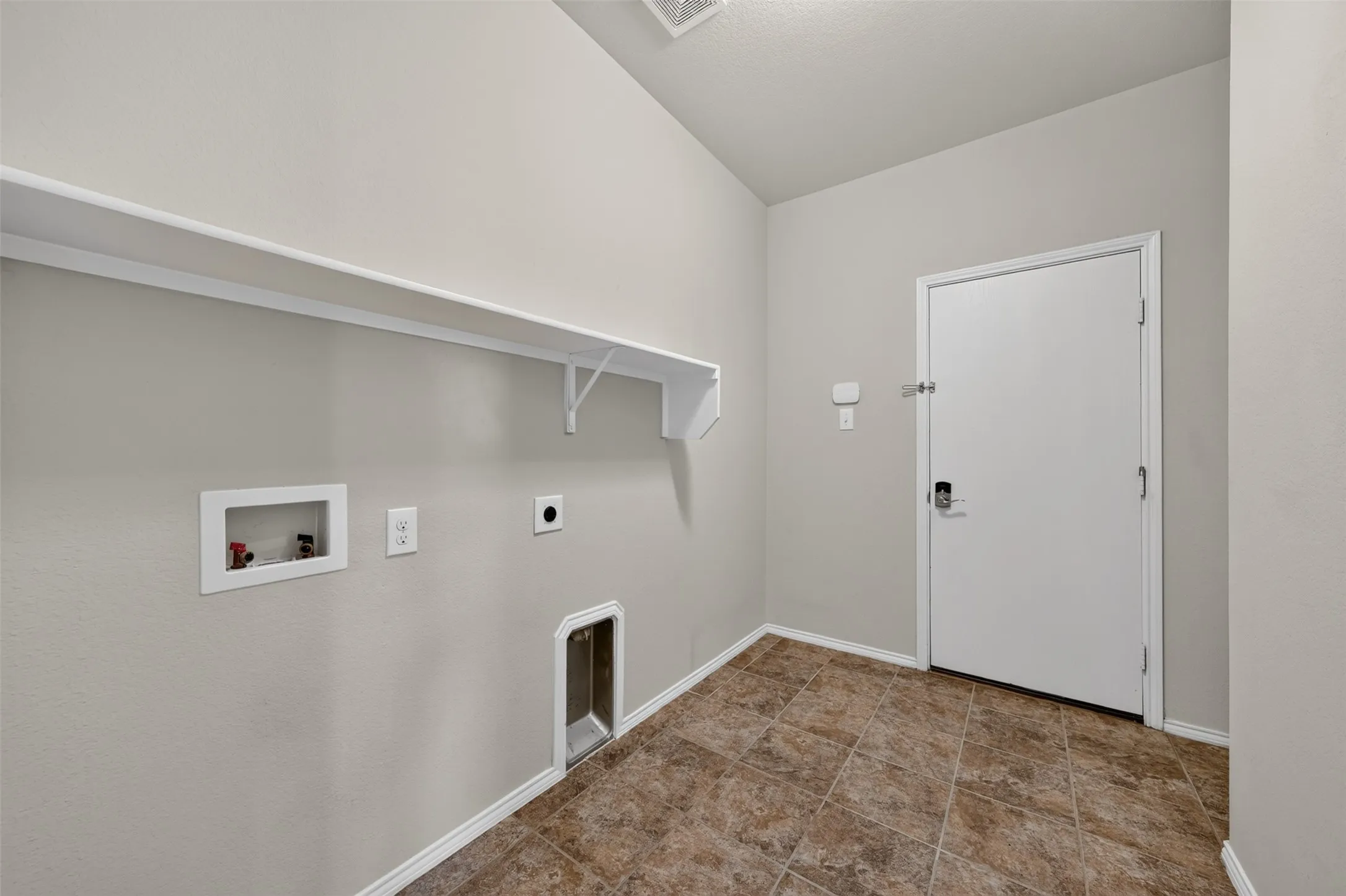 Single Family Residence For Sale in Tarrant County , 10005 Amosite Drive, Fort Worth, Texas 76131, 3 Bedroom, 2 Bathroom, 2 Garage spaces, 1,947 Sqft, built in 2016, mls#21331182, Real Estate Agent in Fort Worth, Homes For Sale in Tarrant county, Homes For Sale in Fort Worth, Realtor in Fort Worth Texas, Real Estate Brokerage Independent Realty Texas, Luminita Cordes Realtor
