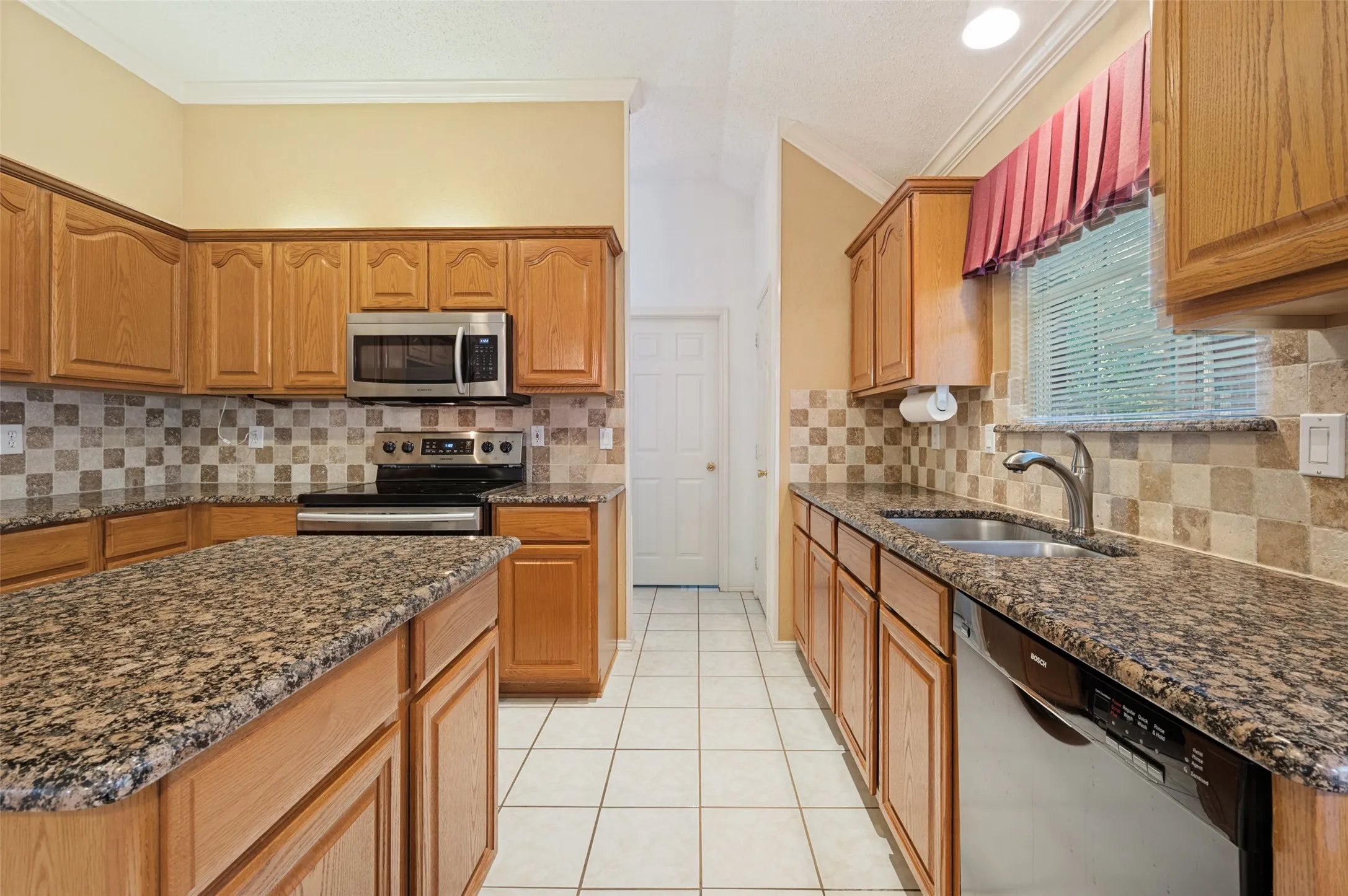 Single Family Residence For Sale in Collin County , 2710 Cheverny Drive, Mc Kinney, Texas 75070, 3 Bedroom, 2 Bathroom, 2 Garage spaces, 1,937 Sqft, built in 1994, mls#21385353, Real Estate Agent in Mc Kinney, Homes For Sale in Collin county, Homes For Sale in Mc Kinney, Realtor in Mc Kinney Texas, Real Estate Brokerage Independent Realty Texas, Luminita Cordes Realtor