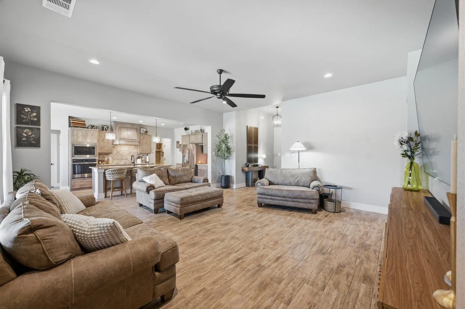 Single Family Residence For Sale in Johnson County , 110 Oak View Drive, Godley, Texas 76044, 4 Bedroom, 3 Bathroom, 2 Garage spaces, 2,314 Sqft, built in 2021, mls#21391363, Real Estate Agent in Godley, Homes For Sale in Johnson county, Homes For Sale in Godley, Realtor in Godley Texas, Real Estate Brokerage Independent Realty Texas, Luminita Cordes Realtor