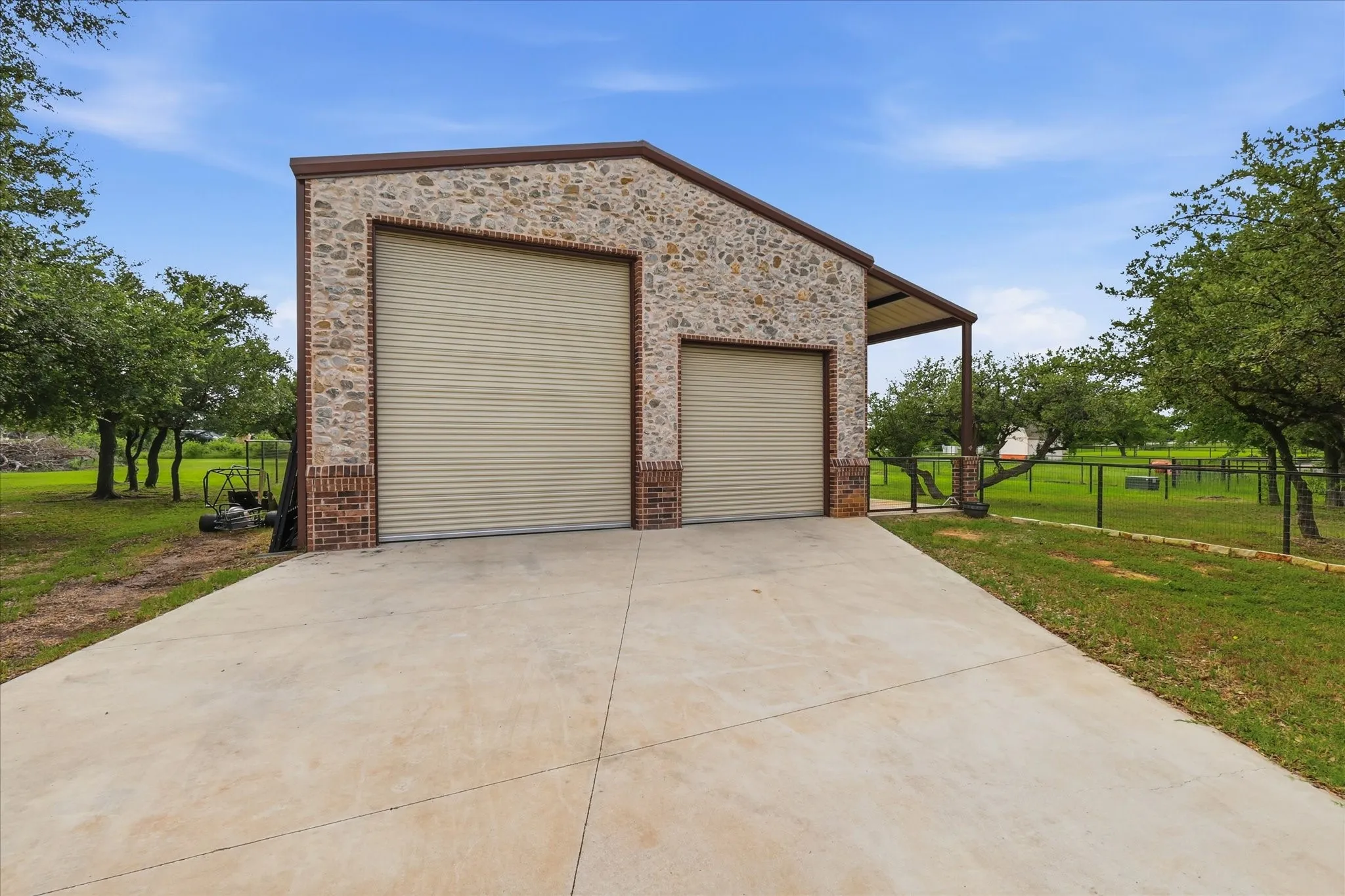 Single Family Residence For Sale in Parker County , 150 Blacktail Lane, Azle, Texas 76020, 4 Bedroom, 3 Bathroom, 6 Garage spaces, 3,089 Sqft, built in 2005, mls#21384039, Real Estate Agent in Azle, Homes For Sale in Parker county, Homes For Sale in Azle, Realtor in Azle Texas, Real Estate Brokerage Independent Realty Texas, Luminita Cordes Realtor