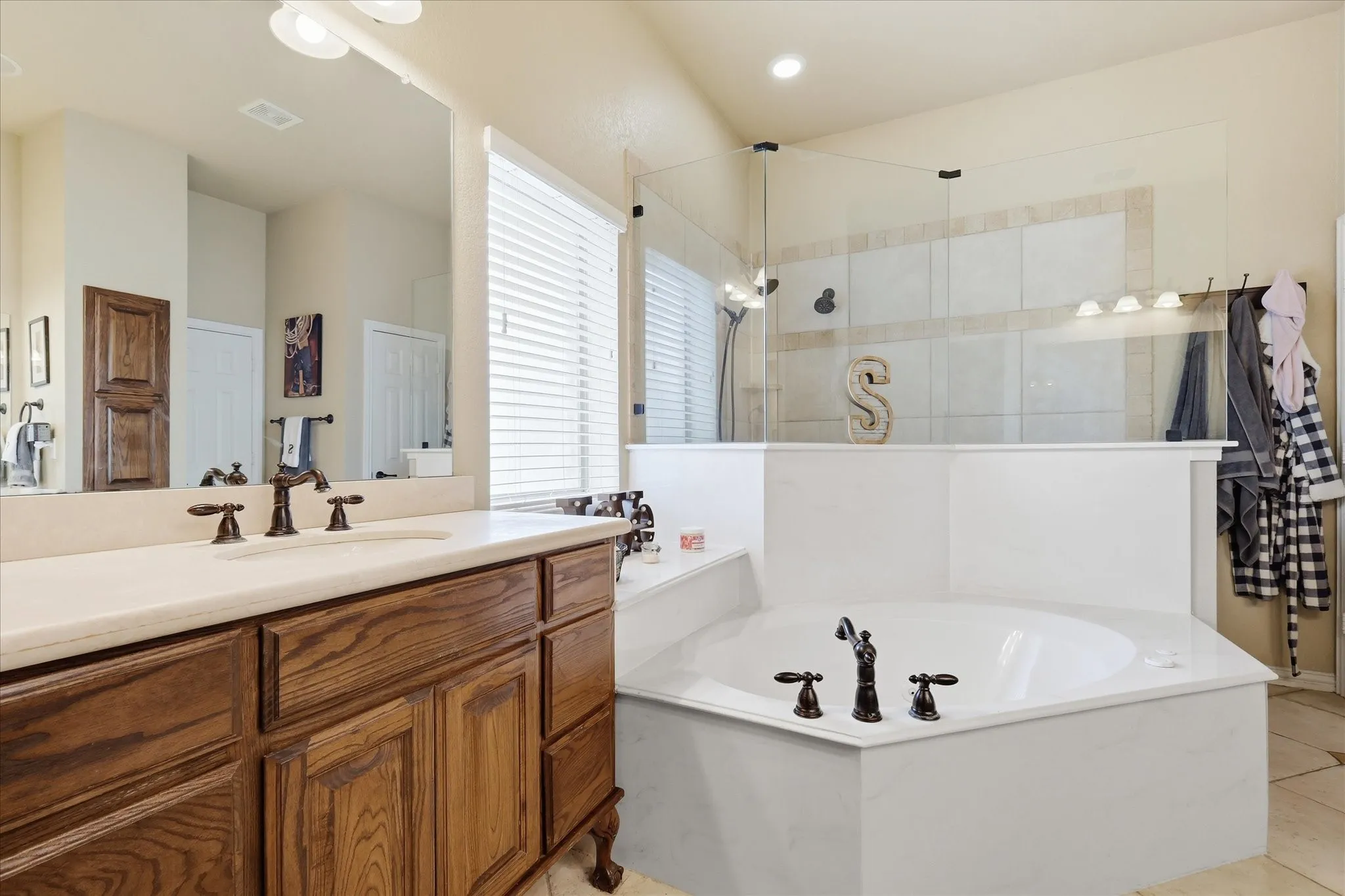 Single Family Residence For Sale in Parker County , 150 Blacktail Lane, Azle, Texas 76020, 4 Bedroom, 3 Bathroom, 6 Garage spaces, 3,089 Sqft, built in 2005, mls#21384039, Real Estate Agent in Azle, Homes For Sale in Parker county, Homes For Sale in Azle, Realtor in Azle Texas, Real Estate Brokerage Independent Realty Texas, Luminita Cordes Realtor