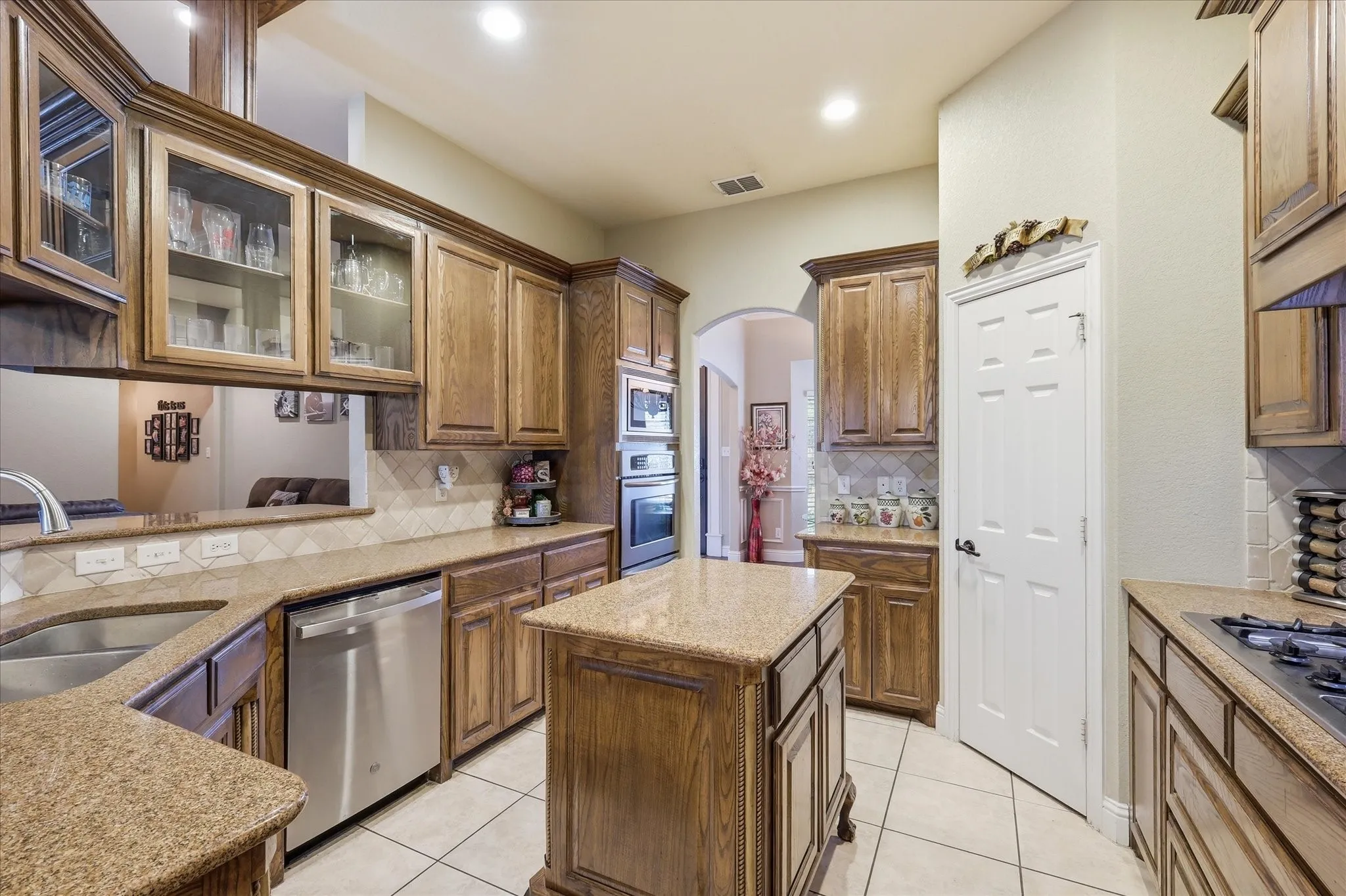 Single Family Residence For Sale in Parker County , 150 Blacktail Lane, Azle, Texas 76020, 4 Bedroom, 3 Bathroom, 6 Garage spaces, 3,089 Sqft, built in 2005, mls#21384039, Real Estate Agent in Azle, Homes For Sale in Parker county, Homes For Sale in Azle, Realtor in Azle Texas, Real Estate Brokerage Independent Realty Texas, Luminita Cordes Realtor