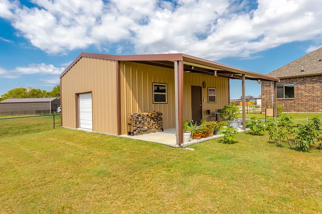 Used as workshop but could be rec room or office