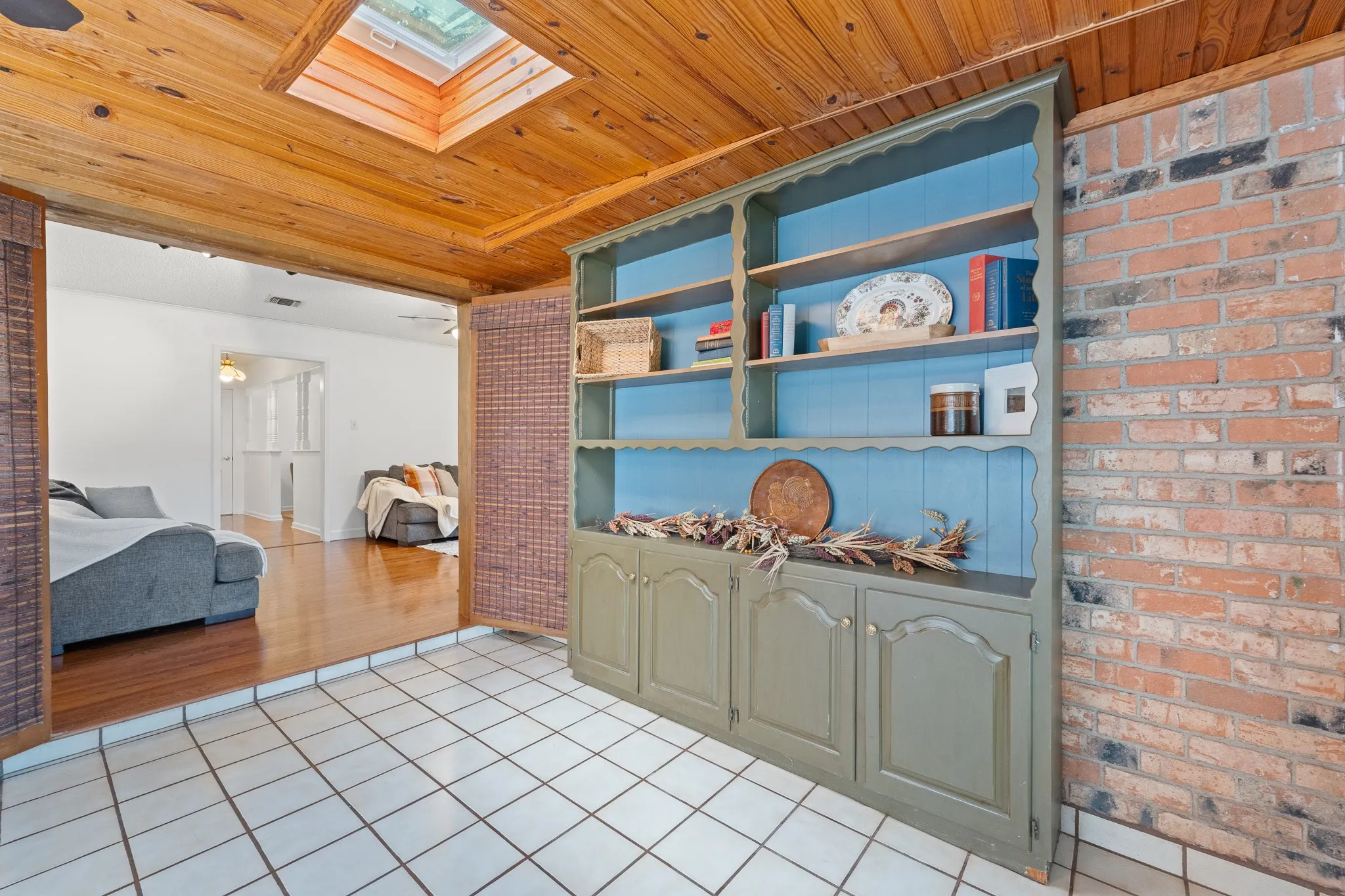 Single Family Residence For Sale in Johnson County , 1210 Glenhaven Drive, Cleburne, Texas 76033, 3 Bedroom, 2 Bathroom, 2 Garage spaces, 1,956 Sqft, built in 1970, mls#21394561, Real Estate Agent in Cleburne, Homes For Sale in Johnson county, Homes For Sale in Cleburne, Realtor in Cleburne Texas, Real Estate Brokerage Independent Realty Texas, Luminita Cordes Realtor