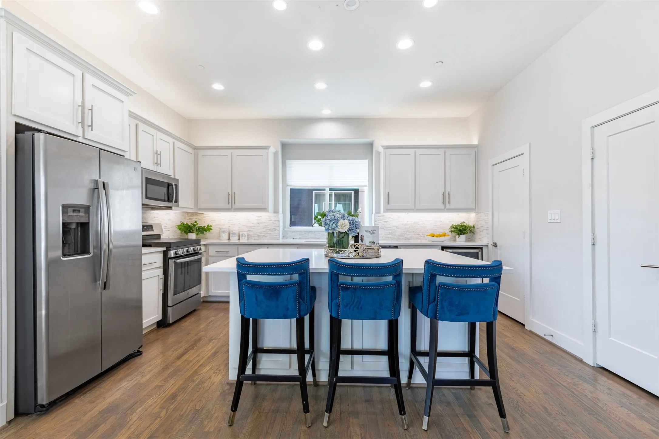 Large kitchen with lots of cabinets and top of the line appliances