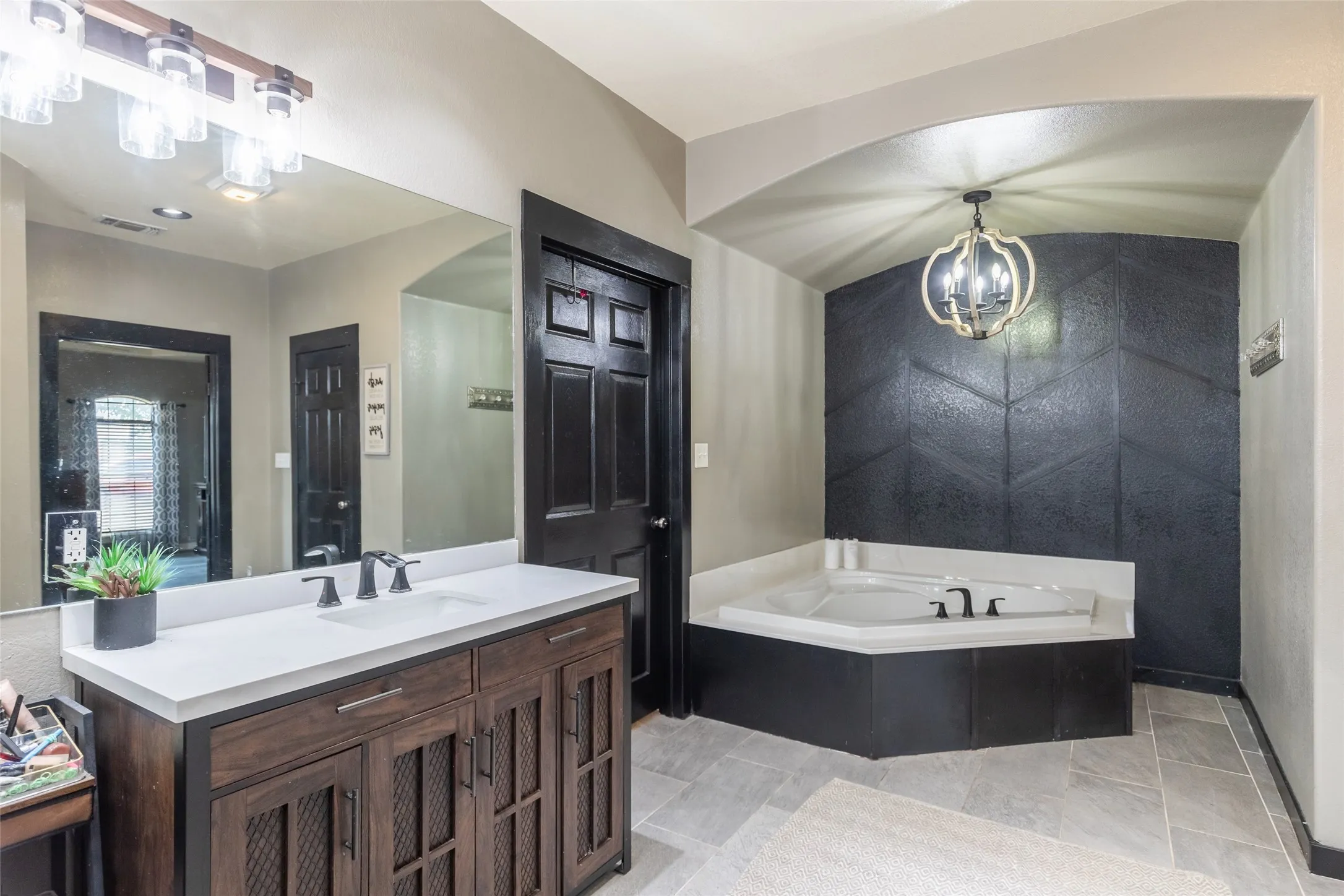 Jetted Garden Tub With Accent Wall