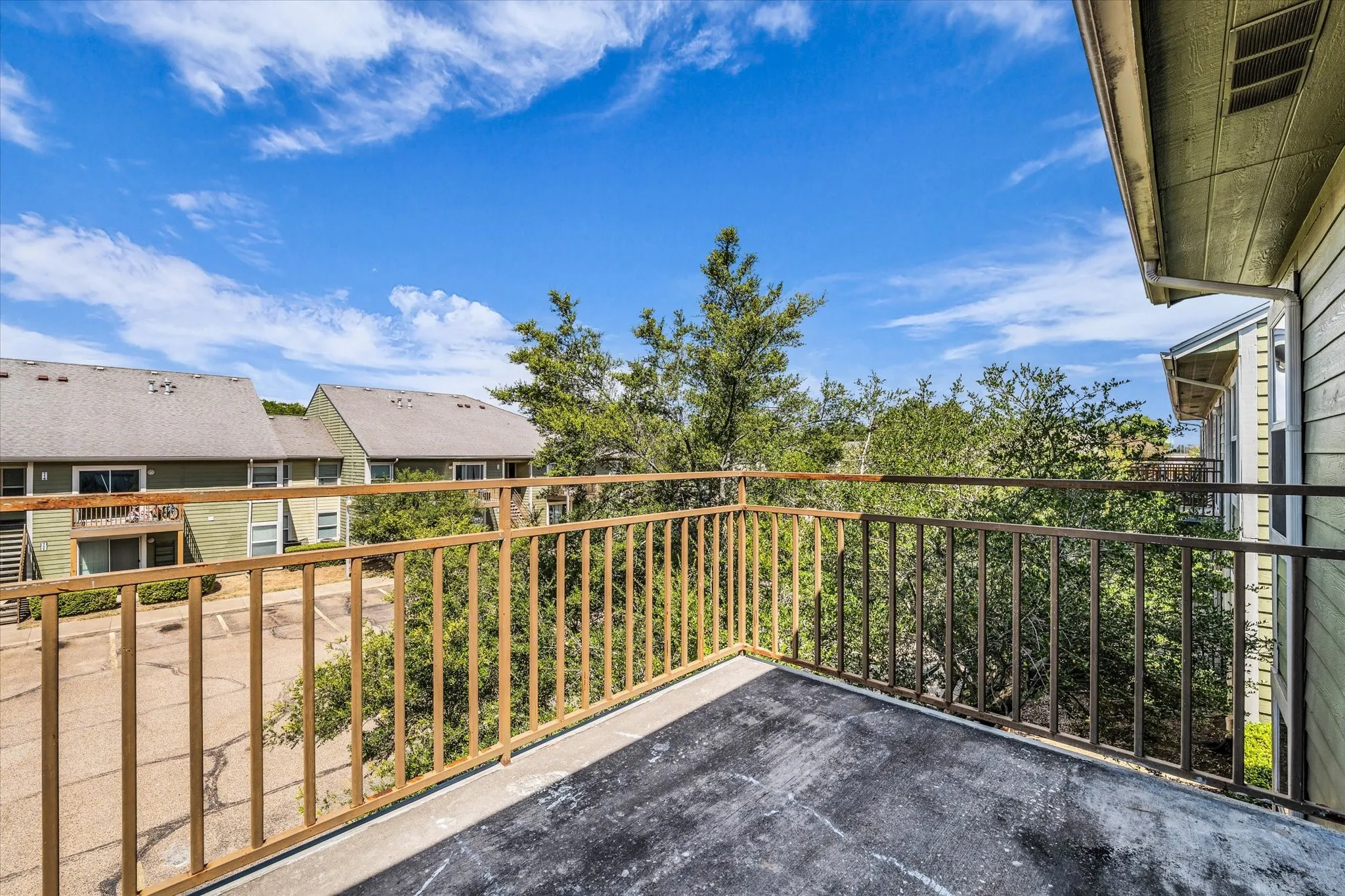 Condominium For Sale in Mc Lennan County , 1500 Lake Shore Drive 206, Waco, Texas 76708, 2 Bedroom, 1 Bathroom, Garage spaces, 876 Sqft, built in 1983, mls#21394624, Real Estate Agent in Waco, Homes For Sale in Mc Lennan county, Homes For Sale in Waco, Realtor in Waco Texas, Real Estate Brokerage Independent Realty Texas, Luminita Cordes Realtor
