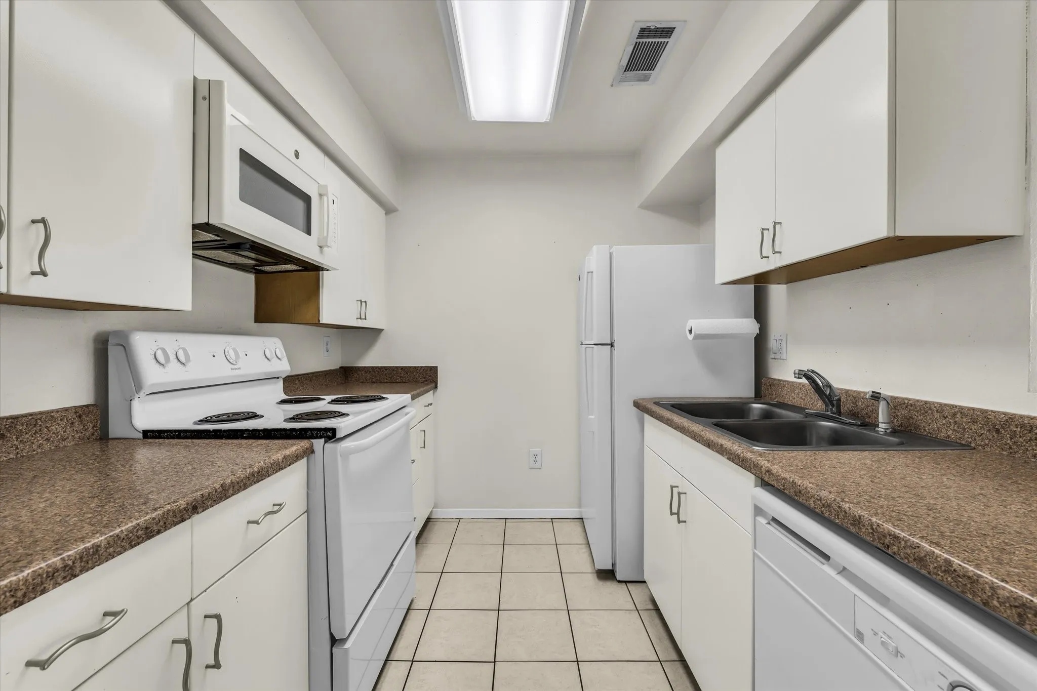 Condominium For Sale in Mc Lennan County , 1500 Lake Shore Drive 206, Waco, Texas 76708, 2 Bedroom, 1 Bathroom, Garage spaces, 876 Sqft, built in 1983, mls#21394624, Real Estate Agent in Waco, Homes For Sale in Mc Lennan county, Homes For Sale in Waco, Realtor in Waco Texas, Real Estate Brokerage Independent Realty Texas, Luminita Cordes Realtor
