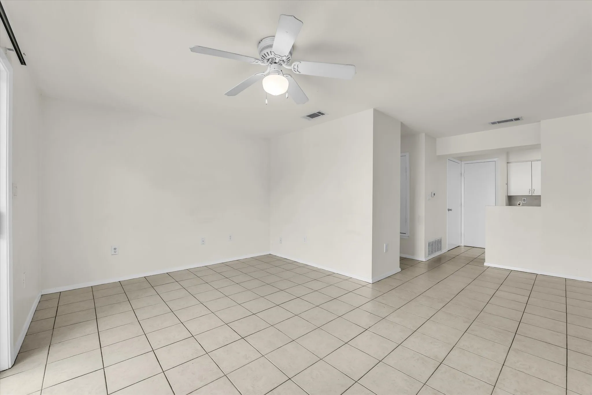Condominium For Sale in Mc Lennan County , 1500 Lake Shore Drive 206, Waco, Texas 76708, 2 Bedroom, 1 Bathroom, Garage spaces, 876 Sqft, built in 1983, mls#21394624, Real Estate Agent in Waco, Homes For Sale in Mc Lennan county, Homes For Sale in Waco, Realtor in Waco Texas, Real Estate Brokerage Independent Realty Texas, Luminita Cordes Realtor