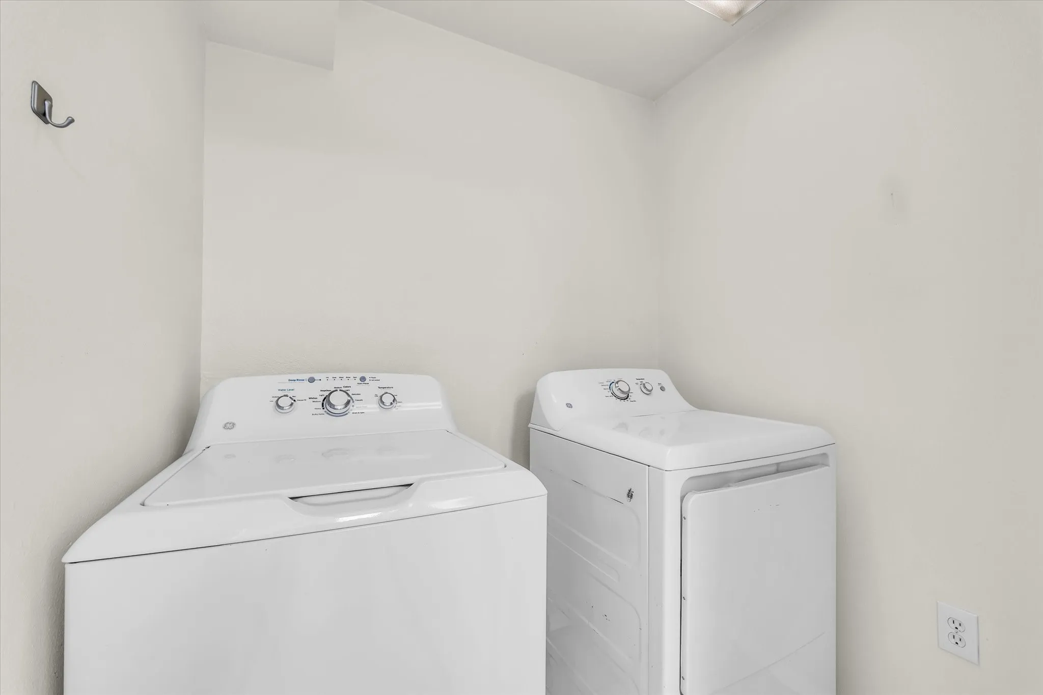 Condominium For Sale in Mc Lennan County , 1500 Lake Shore Drive 206, Waco, Texas 76708, 2 Bedroom, 1 Bathroom, Garage spaces, 876 Sqft, built in 1983, mls#21394624, Real Estate Agent in Waco, Homes For Sale in Mc Lennan county, Homes For Sale in Waco, Realtor in Waco Texas, Real Estate Brokerage Independent Realty Texas, Luminita Cordes Realtor