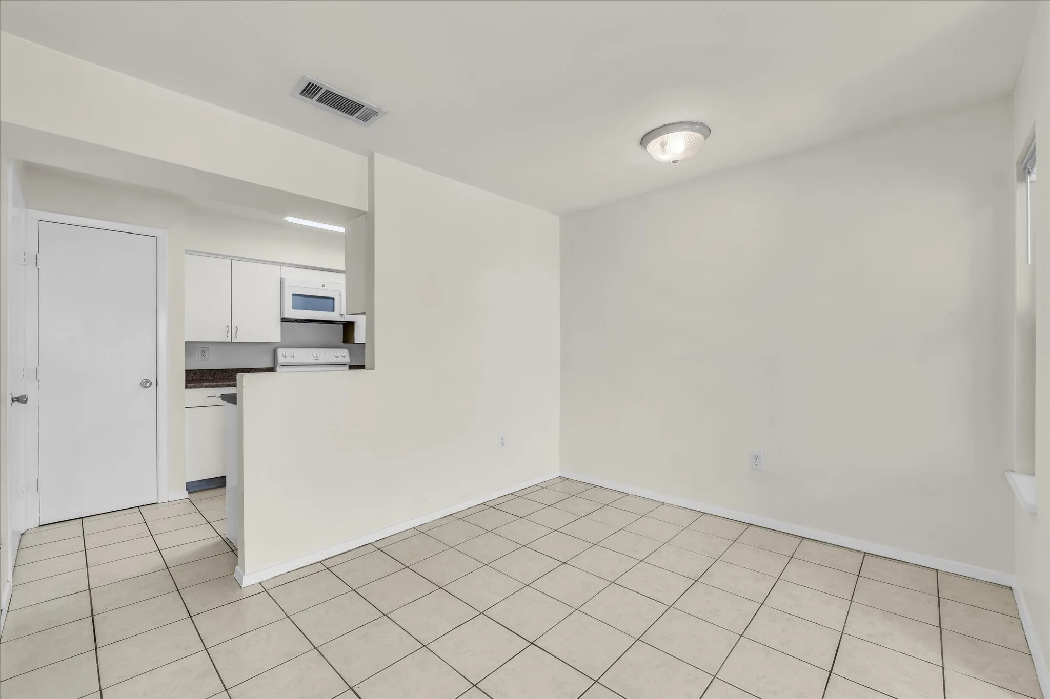Condominium For Sale in Mc Lennan County , 1500 Lake Shore Drive 206, Waco, Texas 76708, 2 Bedroom, 1 Bathroom, Garage spaces, 876 Sqft, built in 1983, mls#21394624, Real Estate Agent in Waco, Homes For Sale in Mc Lennan county, Homes For Sale in Waco, Realtor in Waco Texas, Real Estate Brokerage Independent Realty Texas, Luminita Cordes Realtor