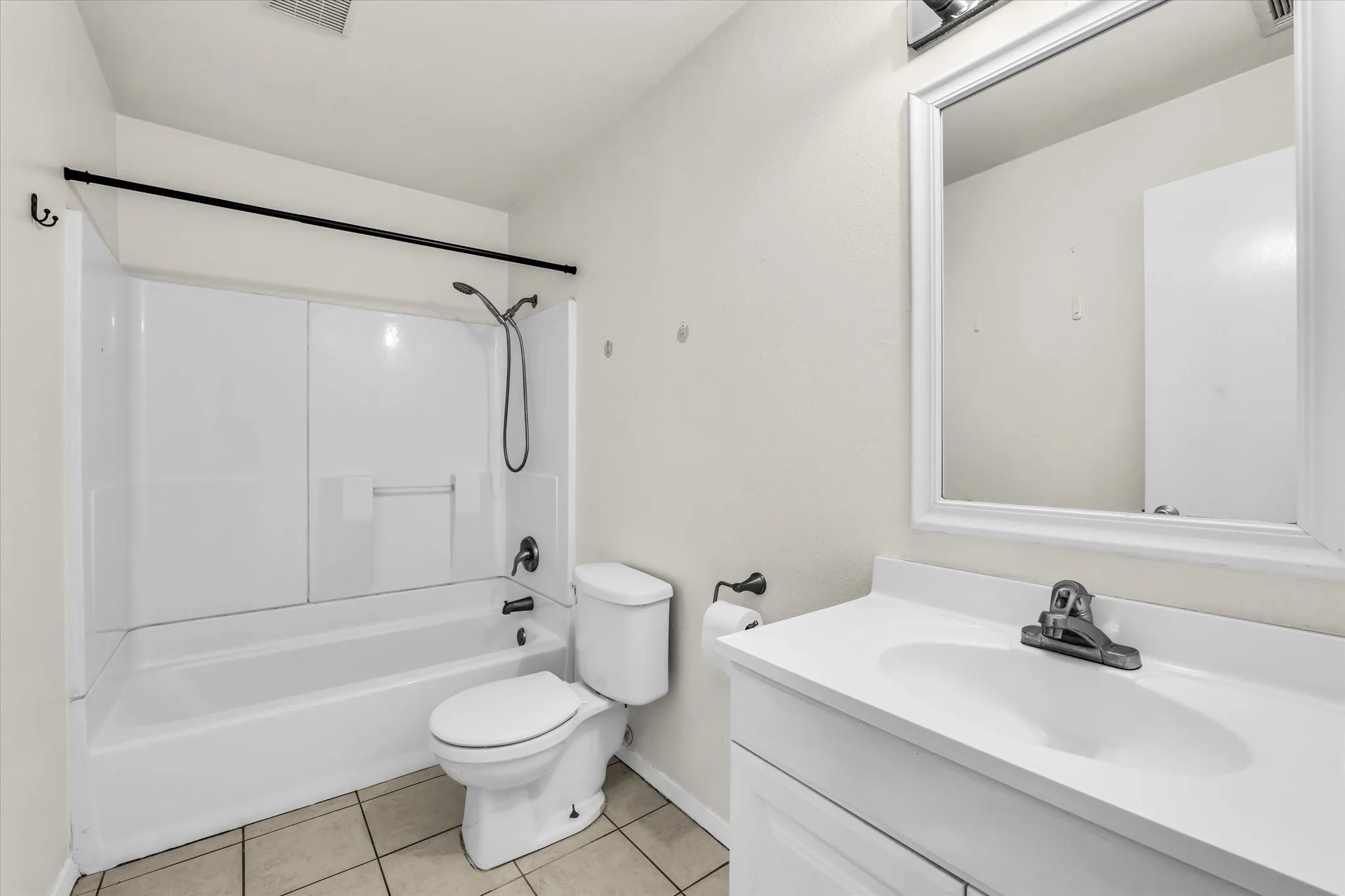 Condominium For Sale in Mc Lennan County , 1500 Lake Shore Drive 206, Waco, Texas 76708, 2 Bedroom, 1 Bathroom, Garage spaces, 876 Sqft, built in 1983, mls#21394624, Real Estate Agent in Waco, Homes For Sale in Mc Lennan county, Homes For Sale in Waco, Realtor in Waco Texas, Real Estate Brokerage Independent Realty Texas, Luminita Cordes Realtor