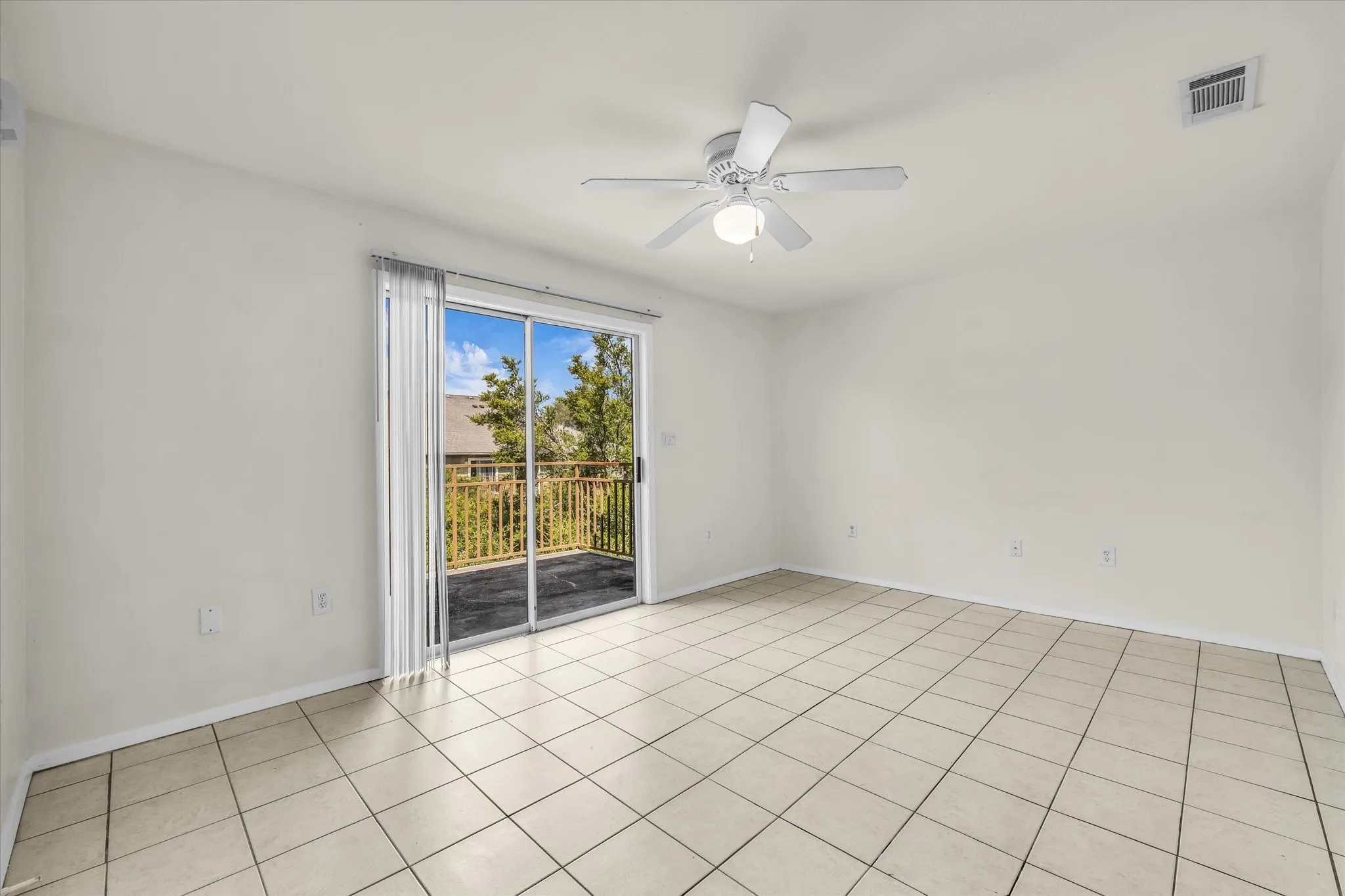 Condominium For Sale in Mc Lennan County , 1500 Lake Shore Drive 206, Waco, Texas 76708, 2 Bedroom, 1 Bathroom, Garage spaces, 876 Sqft, built in 1983, mls#21394624, Real Estate Agent in Waco, Homes For Sale in Mc Lennan county, Homes For Sale in Waco, Realtor in Waco Texas, Real Estate Brokerage Independent Realty Texas, Luminita Cordes Realtor