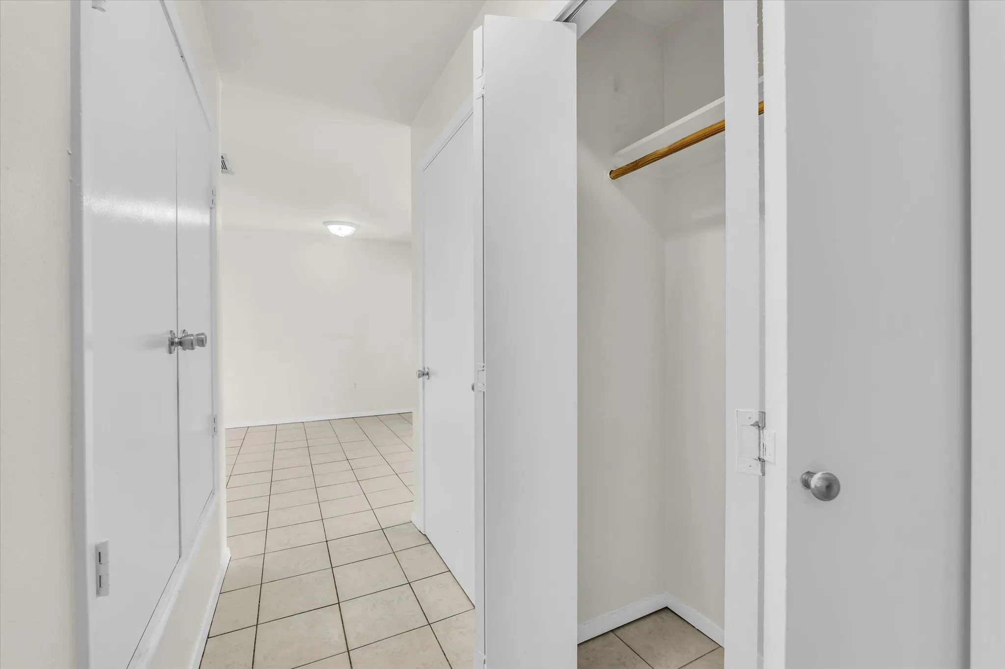 Condominium For Sale in Mc Lennan County , 1500 Lake Shore Drive 206, Waco, Texas 76708, 2 Bedroom, 1 Bathroom, Garage spaces, 876 Sqft, built in 1983, mls#21394624, Real Estate Agent in Waco, Homes For Sale in Mc Lennan county, Homes For Sale in Waco, Realtor in Waco Texas, Real Estate Brokerage Independent Realty Texas, Luminita Cordes Realtor