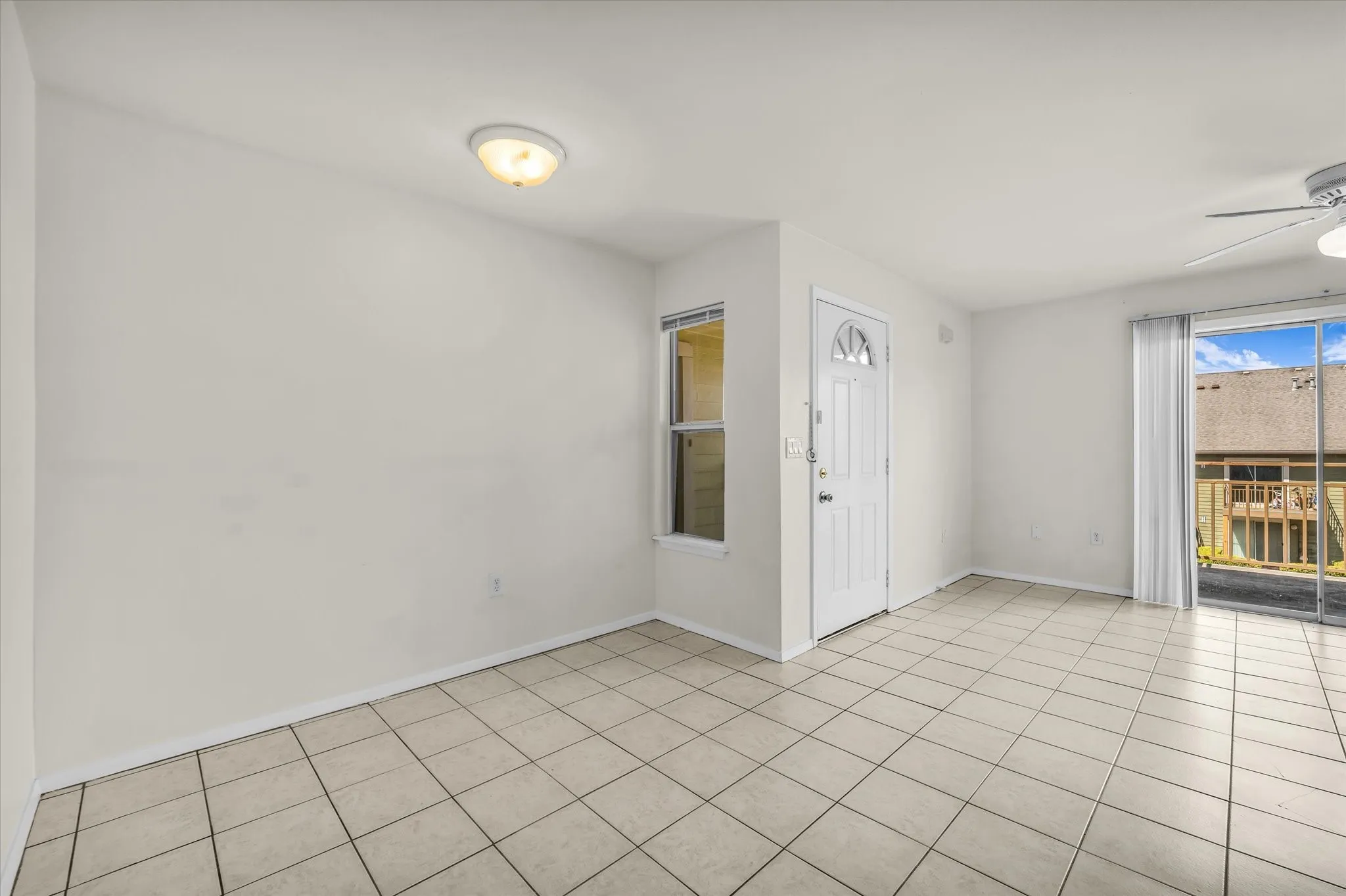 Condominium For Sale in Mc Lennan County , 1500 Lake Shore Drive 206, Waco, Texas 76708, 2 Bedroom, 1 Bathroom, Garage spaces, 876 Sqft, built in 1983, mls#21394624, Real Estate Agent in Waco, Homes For Sale in Mc Lennan county, Homes For Sale in Waco, Realtor in Waco Texas, Real Estate Brokerage Independent Realty Texas, Luminita Cordes Realtor