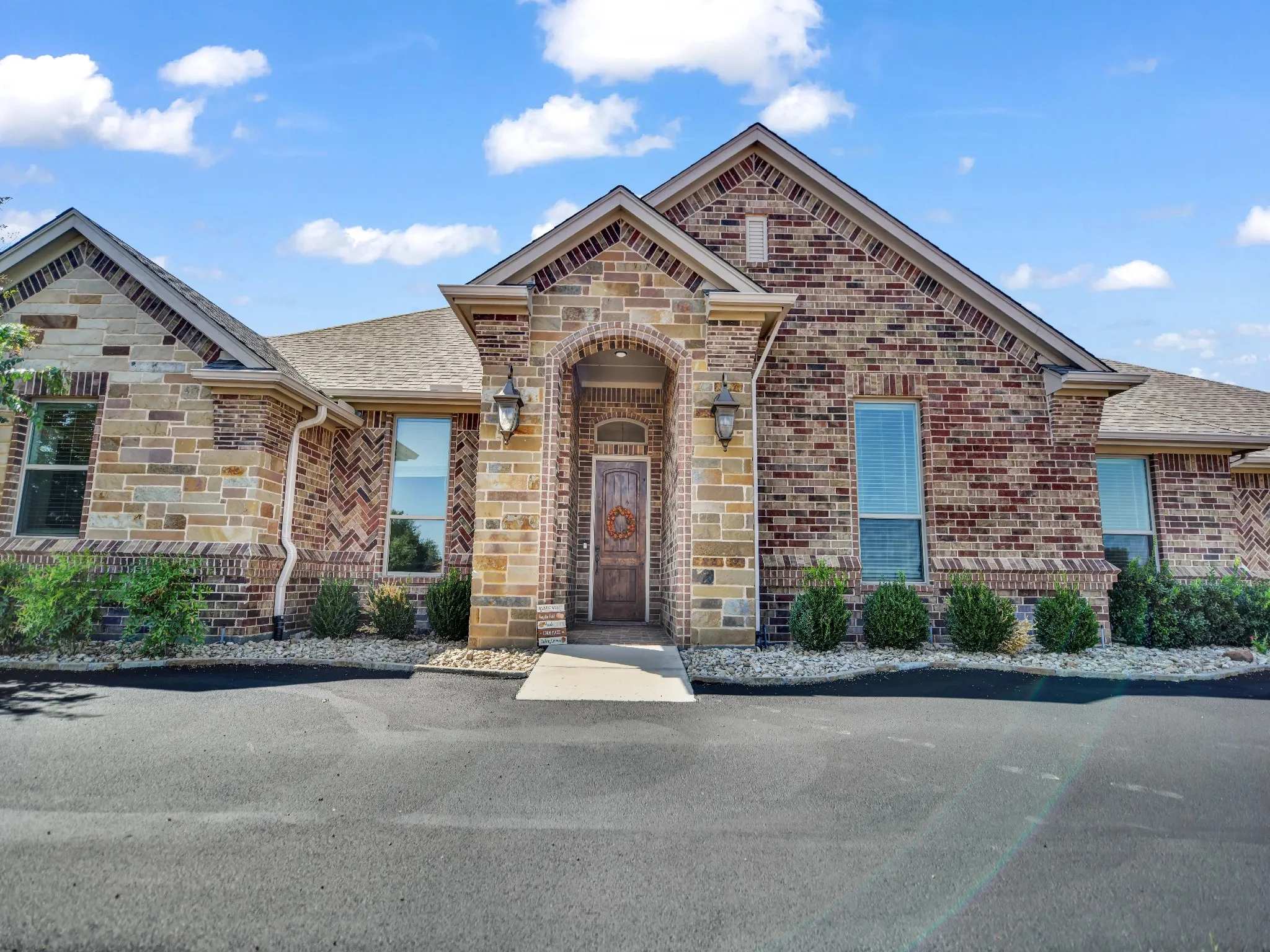 Single Family Residence For Sale in Hood County , 3601 Farm Land Court, Granbury, Texas 76048, 4 Bedroom, 3 Bathroom, 3 Garage spaces, 2,632 Sqft, built in 2021, mls#21394630, Real Estate Agent in Granbury, Homes For Sale in Hood county, Homes For Sale in Granbury, Realtor in Granbury Texas, Real Estate Brokerage Independent Realty Texas, Luminita Cordes Realtor