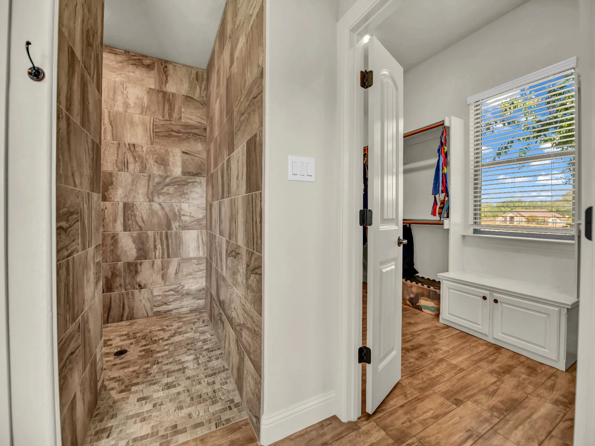 Single Family Residence For Sale in Hood County , 3601 Farm Land Court, Granbury, Texas 76048, 4 Bedroom, 3 Bathroom, 3 Garage spaces, 2,632 Sqft, built in 2021, mls#21394630, Real Estate Agent in Granbury, Homes For Sale in Hood county, Homes For Sale in Granbury, Realtor in Granbury Texas, Real Estate Brokerage Independent Realty Texas, Luminita Cordes Realtor